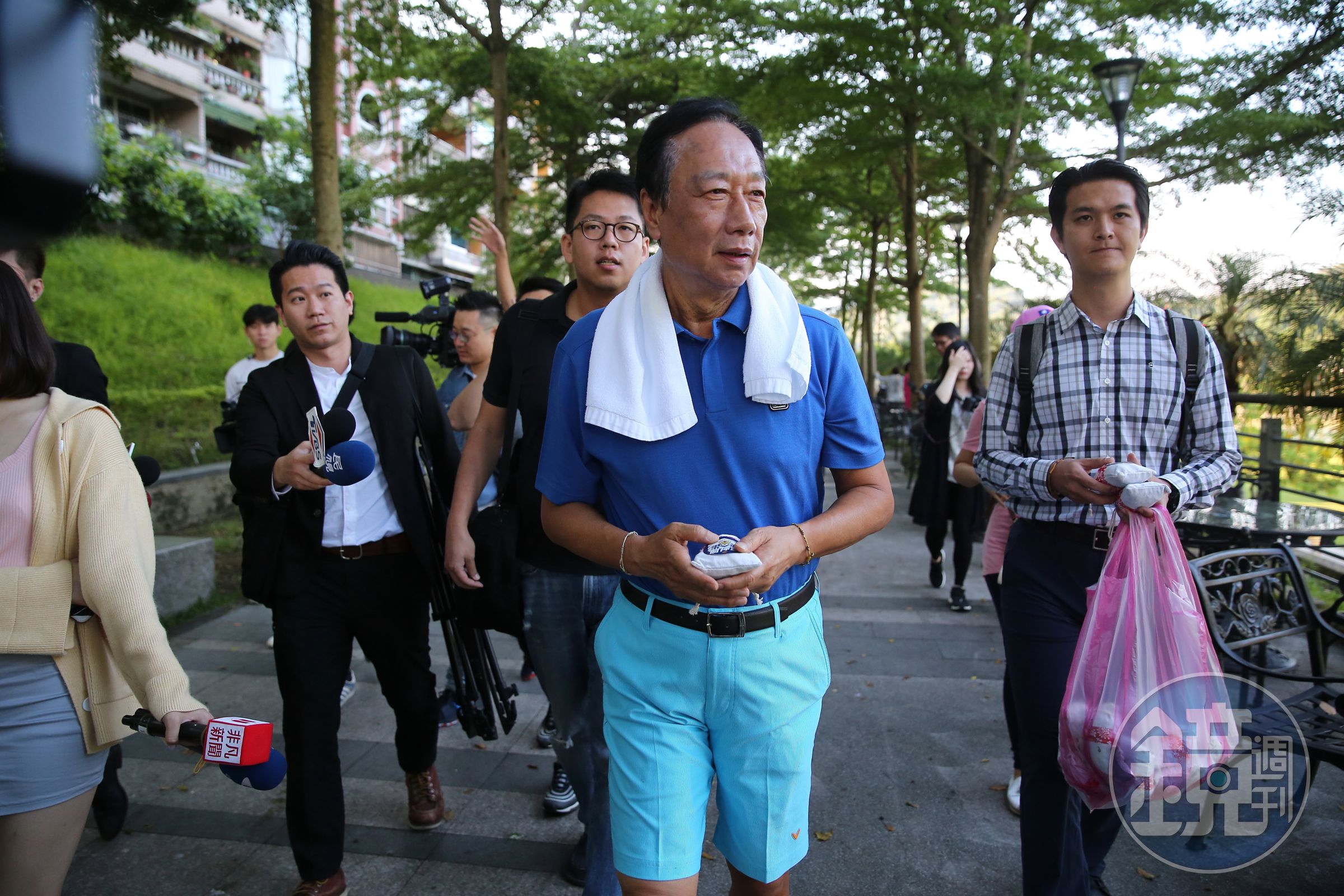 鴻海創辦人郭台銘從小養成隨身攜帶口罩與手帕，也成防疫好習慣。