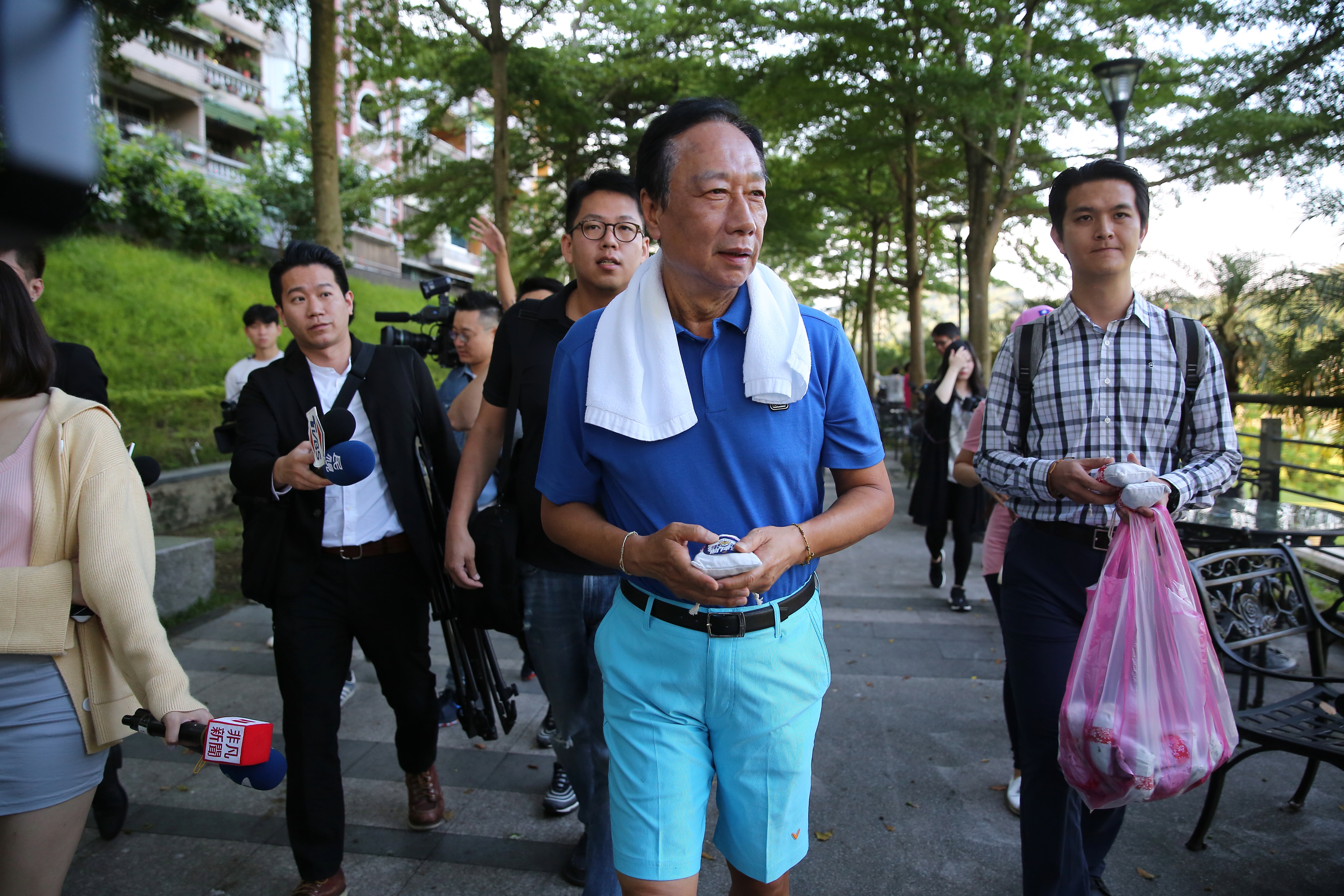 鴻海創辦人郭台銘從小養成隨身攜帶口罩與手帕，也成防疫好習慣。