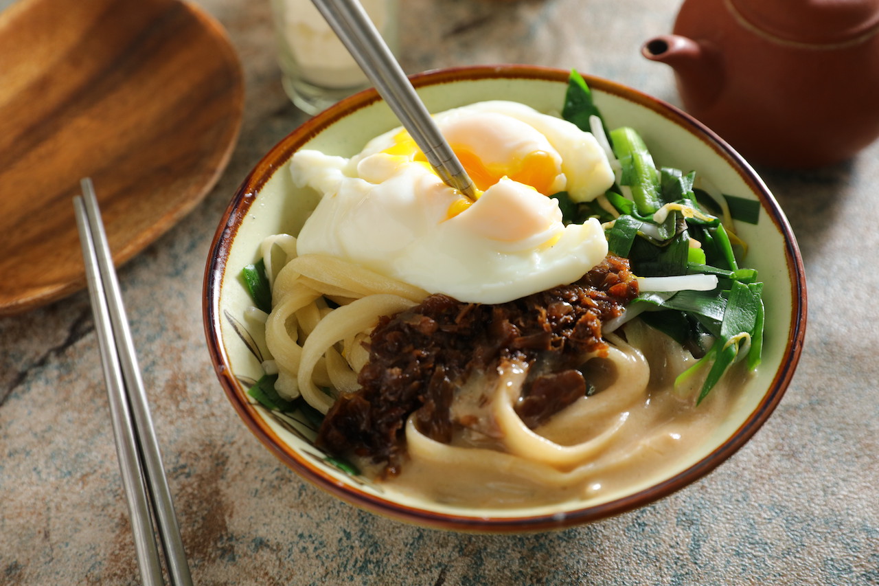 麻醬加肉臊油蔥調味的「擀麵」，味道很族群融合。（40元／大碗）