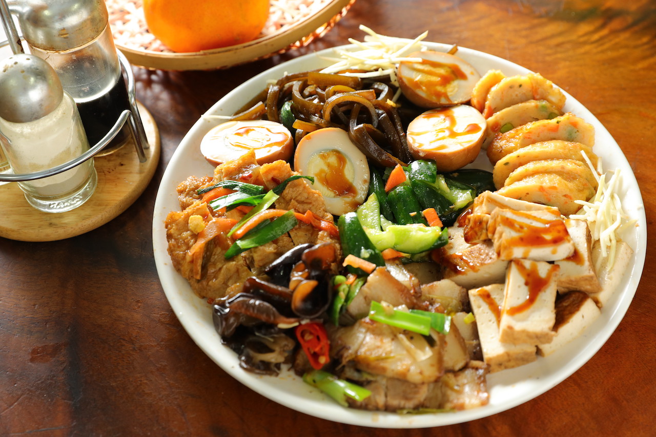 綜合「滷味」，料多豐盛。（30元起／份，圖中約為200元）