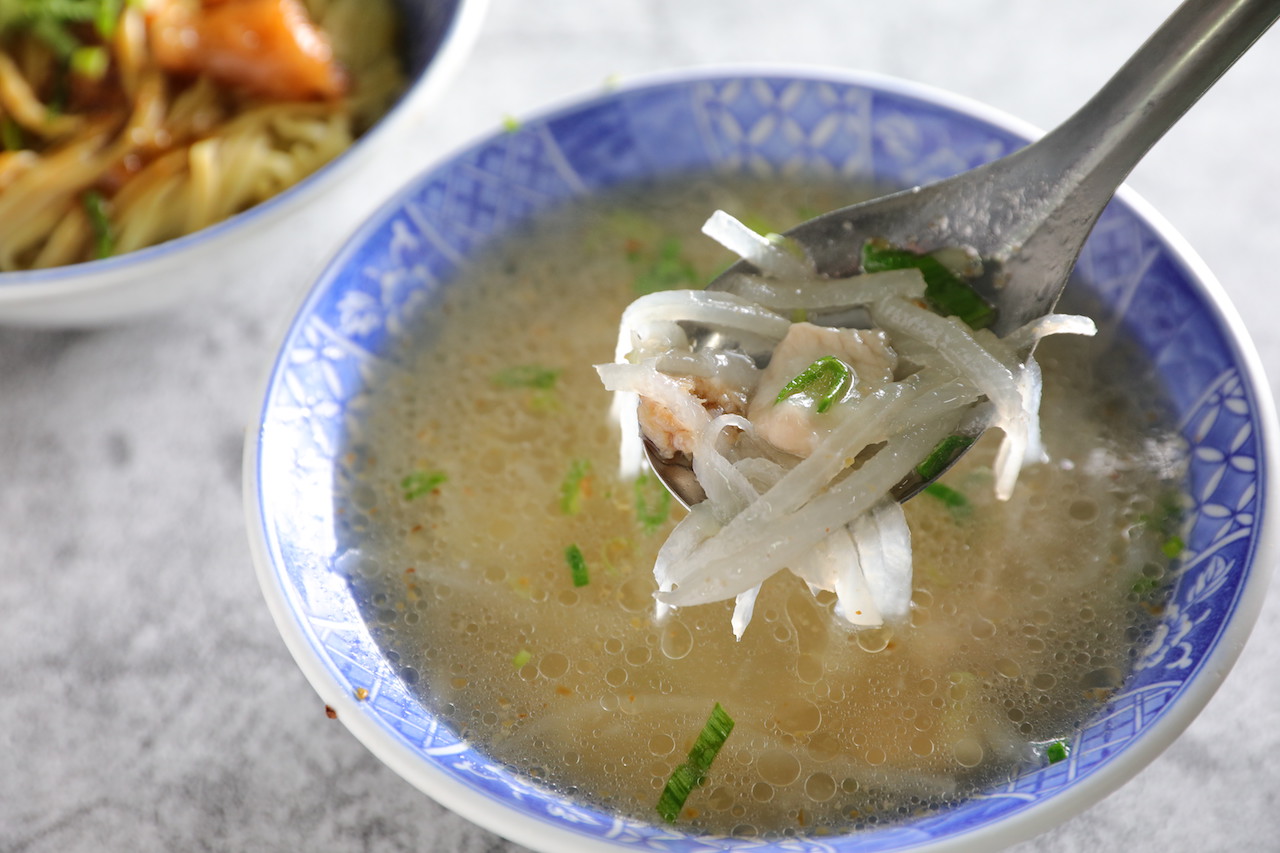 不勾芡的「肉羹湯」，吃得到白蘿蔔絲、鮮肉的甘甜。（50元／碗）