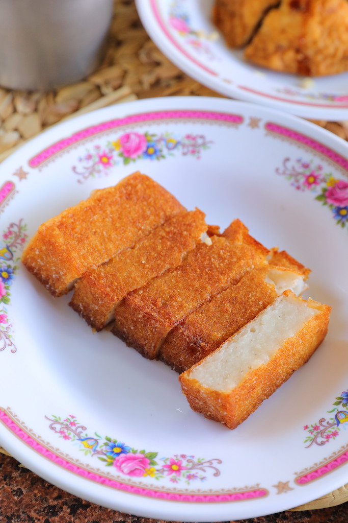「鹹粿」外酥內黏，有開胃的油蔥香氣。（20元／塊）