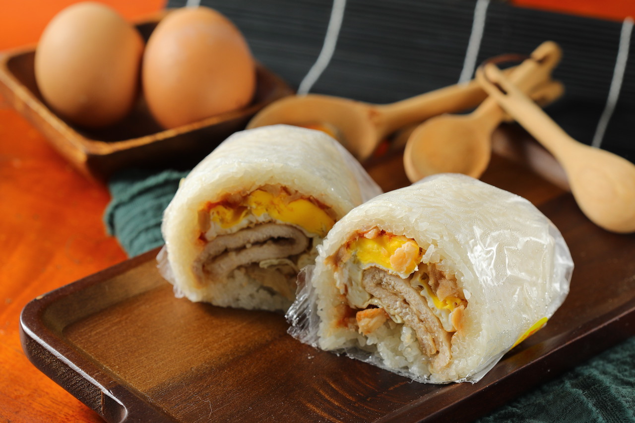 招牌「海盜飯糰 」加了現煎炸的豬排、荷包蛋，香潤可口。（60元／顆）