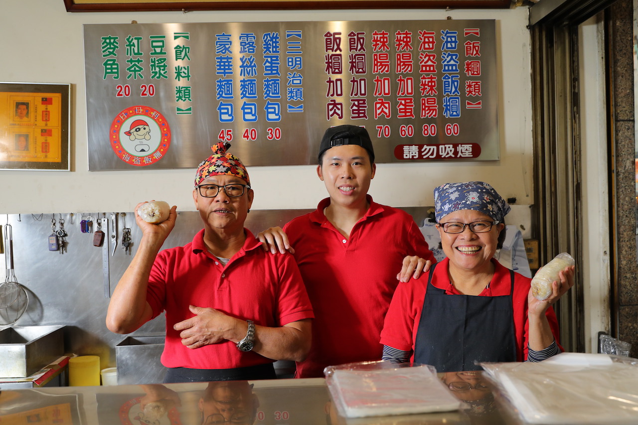 老闆趙清河（左）、老闆娘蕭秀香（右）和家族晚輩馮淙暄（中），全家動員在店裡幫忙。