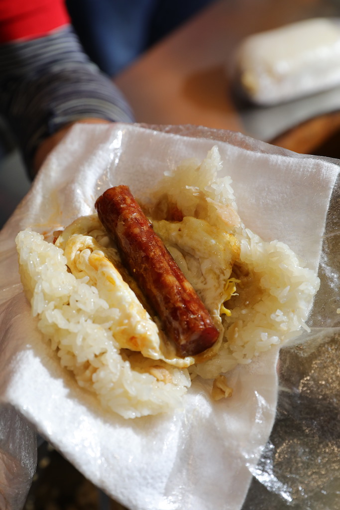 熱燙的飯糰得墊著毛巾層層疊上食材。