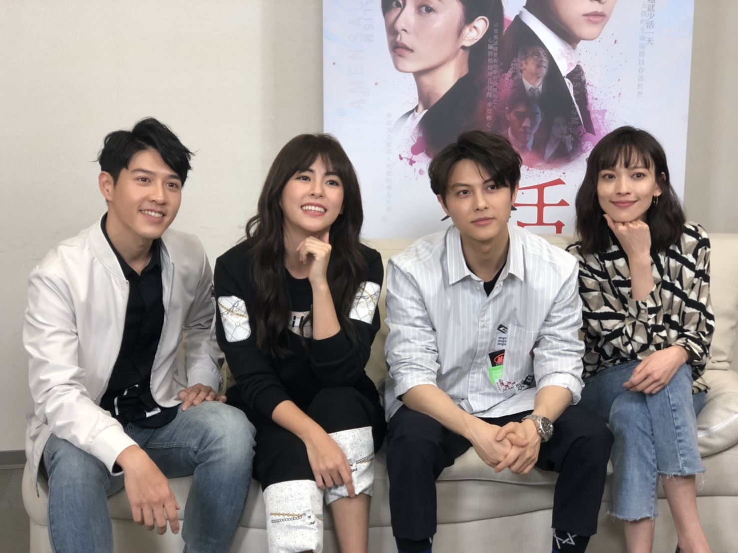 吳岳擎（左起）任容萱、邱勝翊、姚以緹接受大學生線上提問。（八大提供）