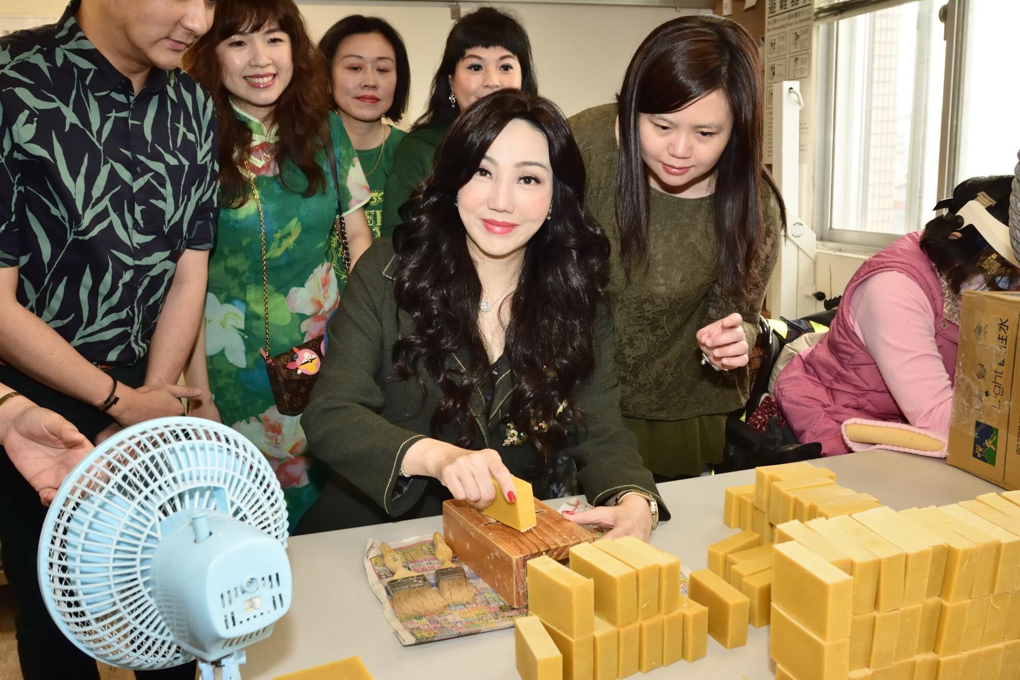 沈嶸堅持「每月一公益」,陪身障朋友做手工皂。(圖/沈嶸魔法學院提供)