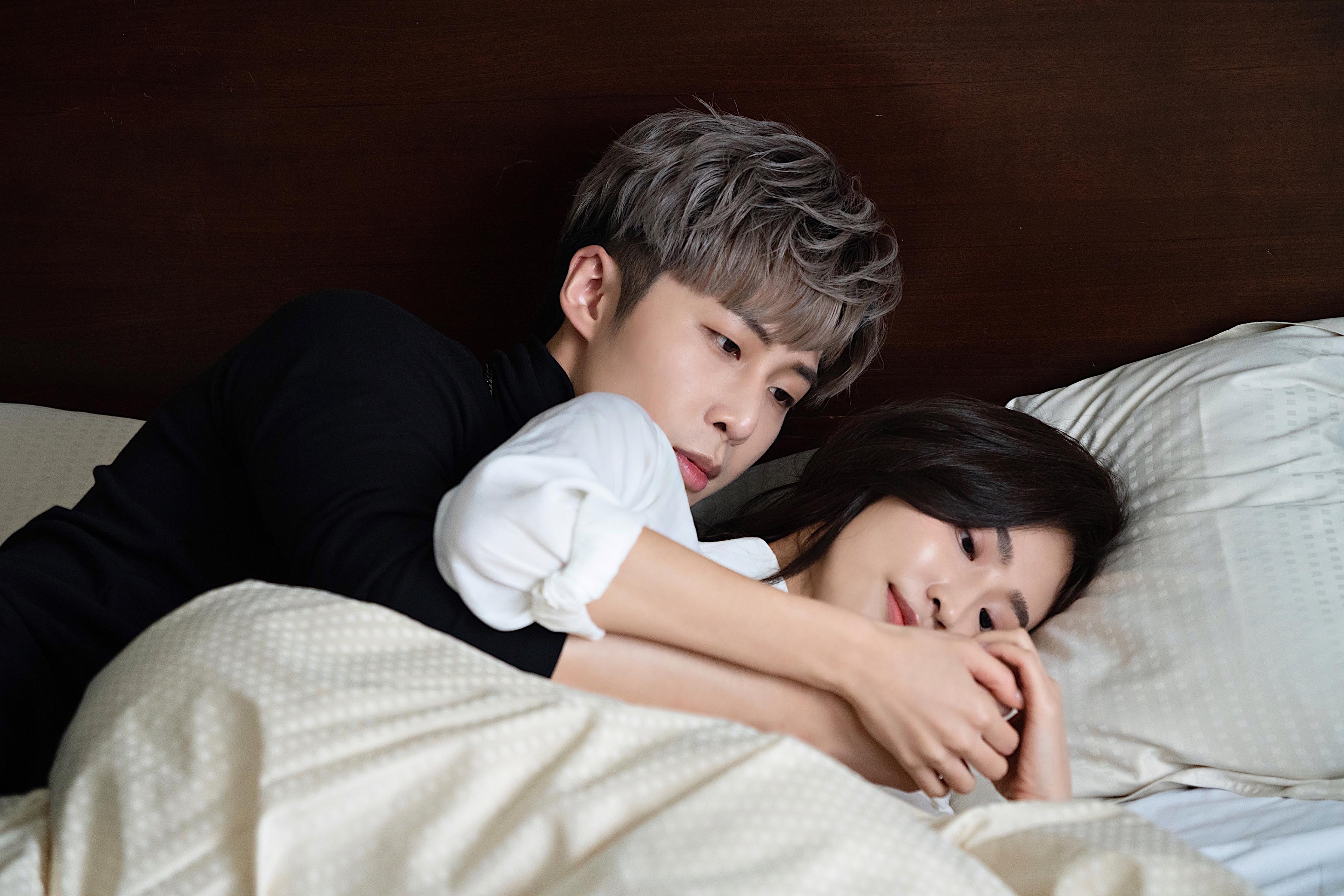 李建軒和蔡沁妍在MV中，演床上纏綿戲。（邦寧傳播提供）