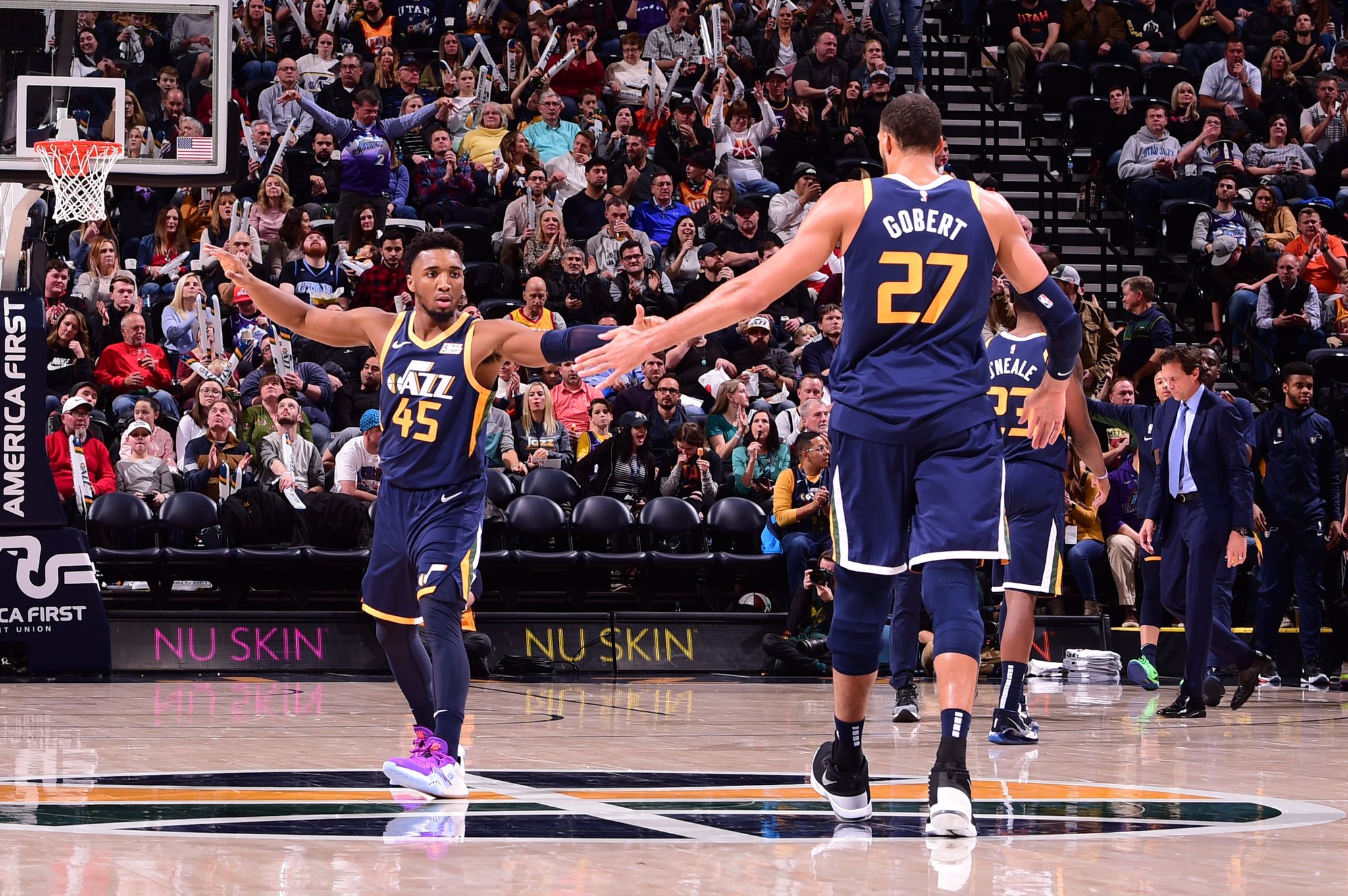 繼葛伯特（右）之後，爵士當家球星米歇爾（左）也確診武漢肺炎。（翻攝自@spidadmitchell推特）