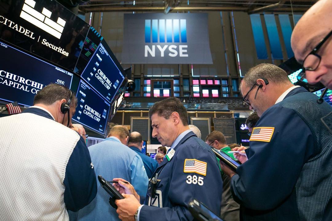 川普暫時限制歐洲旅客入境，但未見大規模刺激經濟的政策，導致美股狂瀉，再觸發熔斷機制。（翻攝自紐約證交所FB）