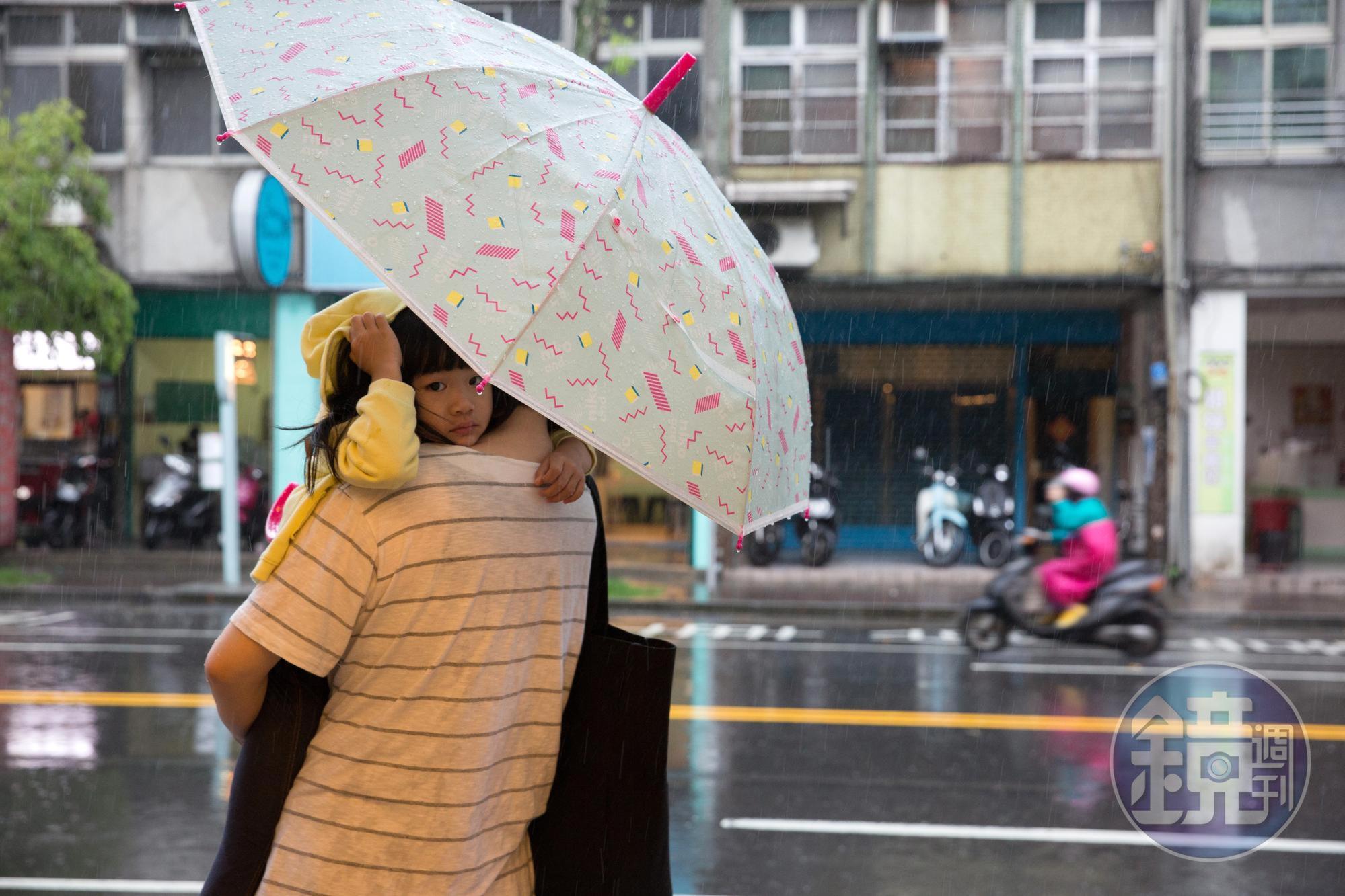 氣象局一早針對北台灣6縣市發布大雨特報。
