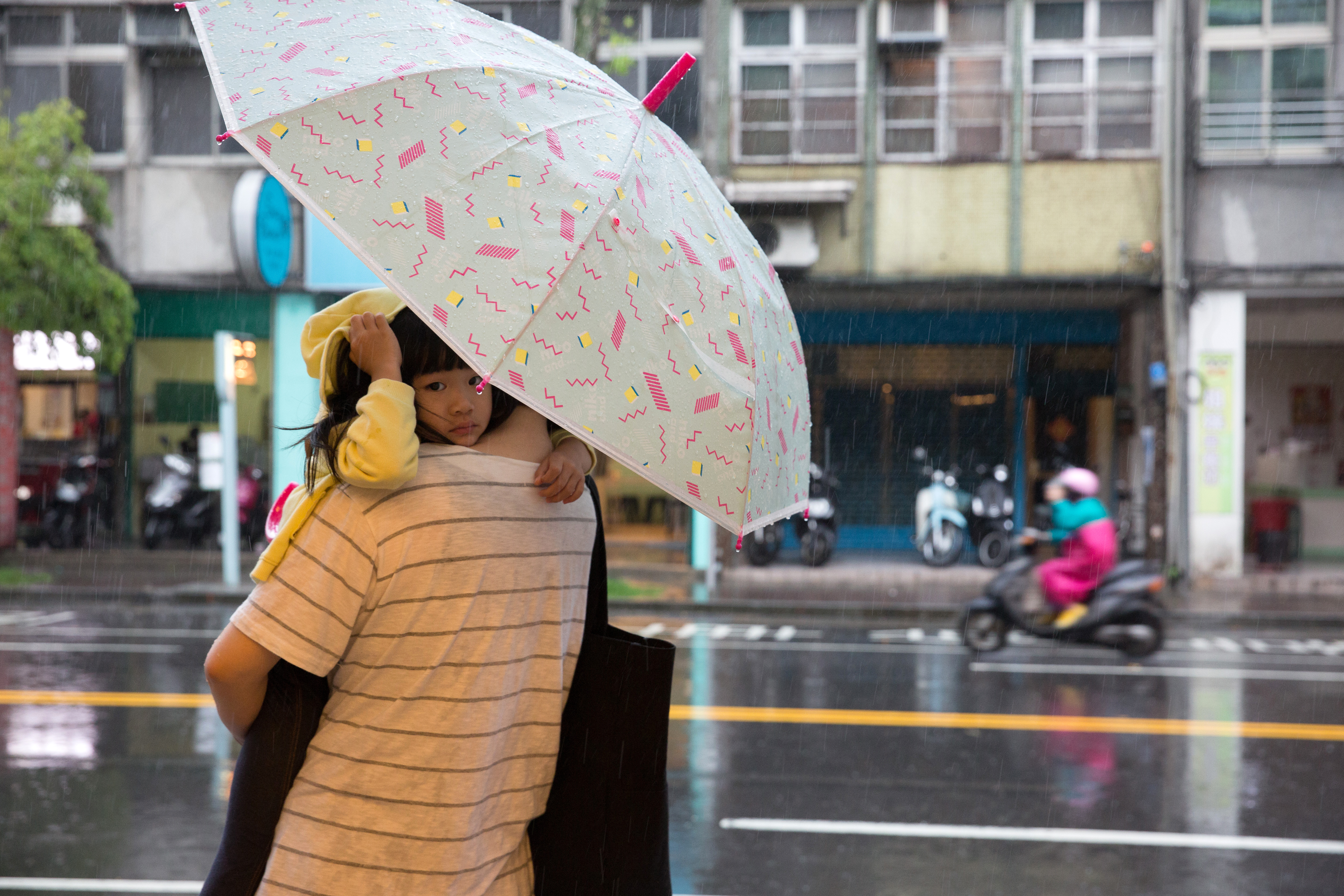 氣象局一早針對北台灣6縣市發布大雨特報。