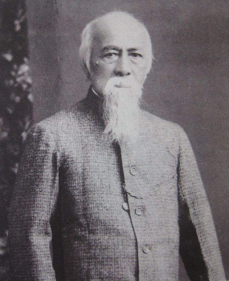 李春生照。李春生是《浪花》裡少數可與黃阿祿嫂匹敵者,兩人幾番過招,亦敵亦友。(維基)