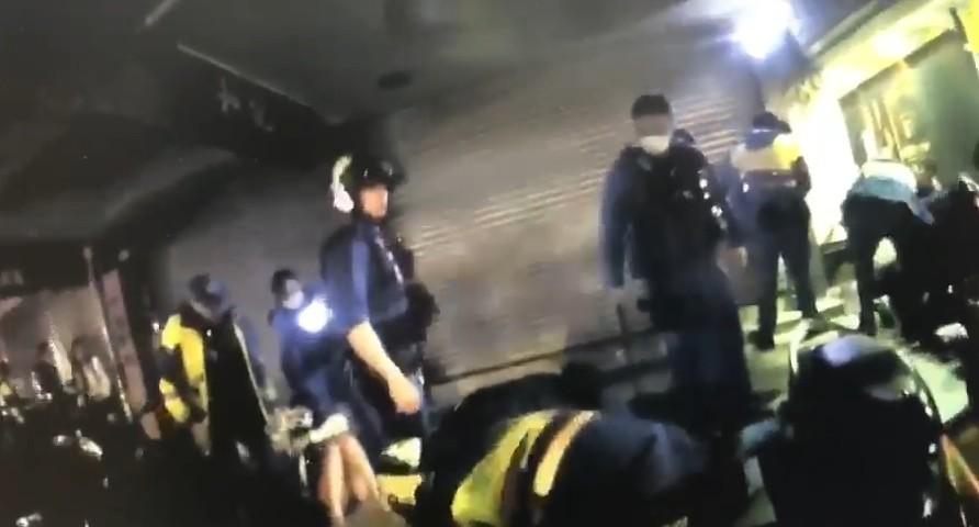 北市中山區林森北路今日(13日)凌晨爆發流血衝突,警方到場制止。(翻攝畫面)