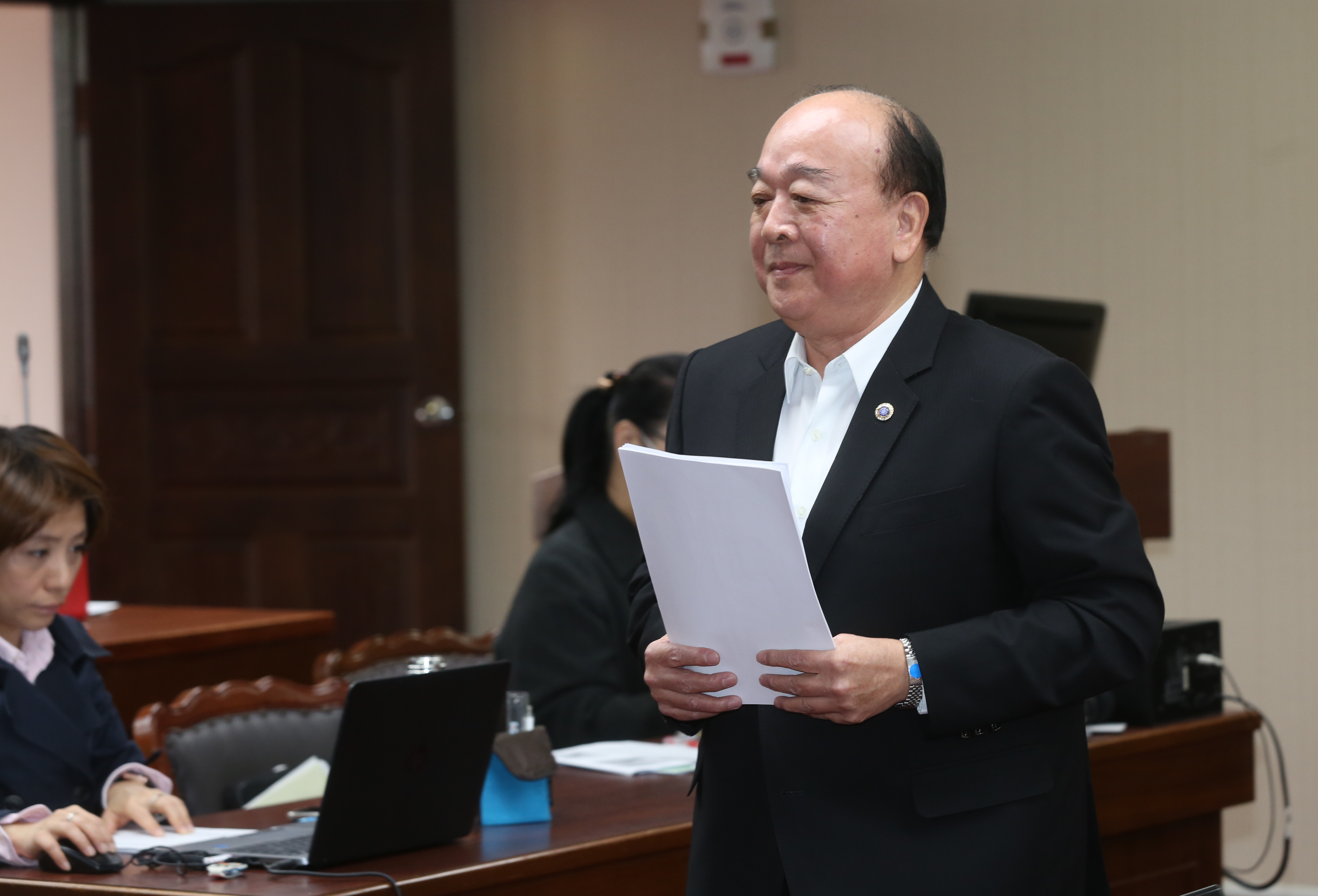 吳斯懷還原與官員協調過程，表示告訴對方不需要提供機密資料，只要公開資料彙整，以利於問政就好。