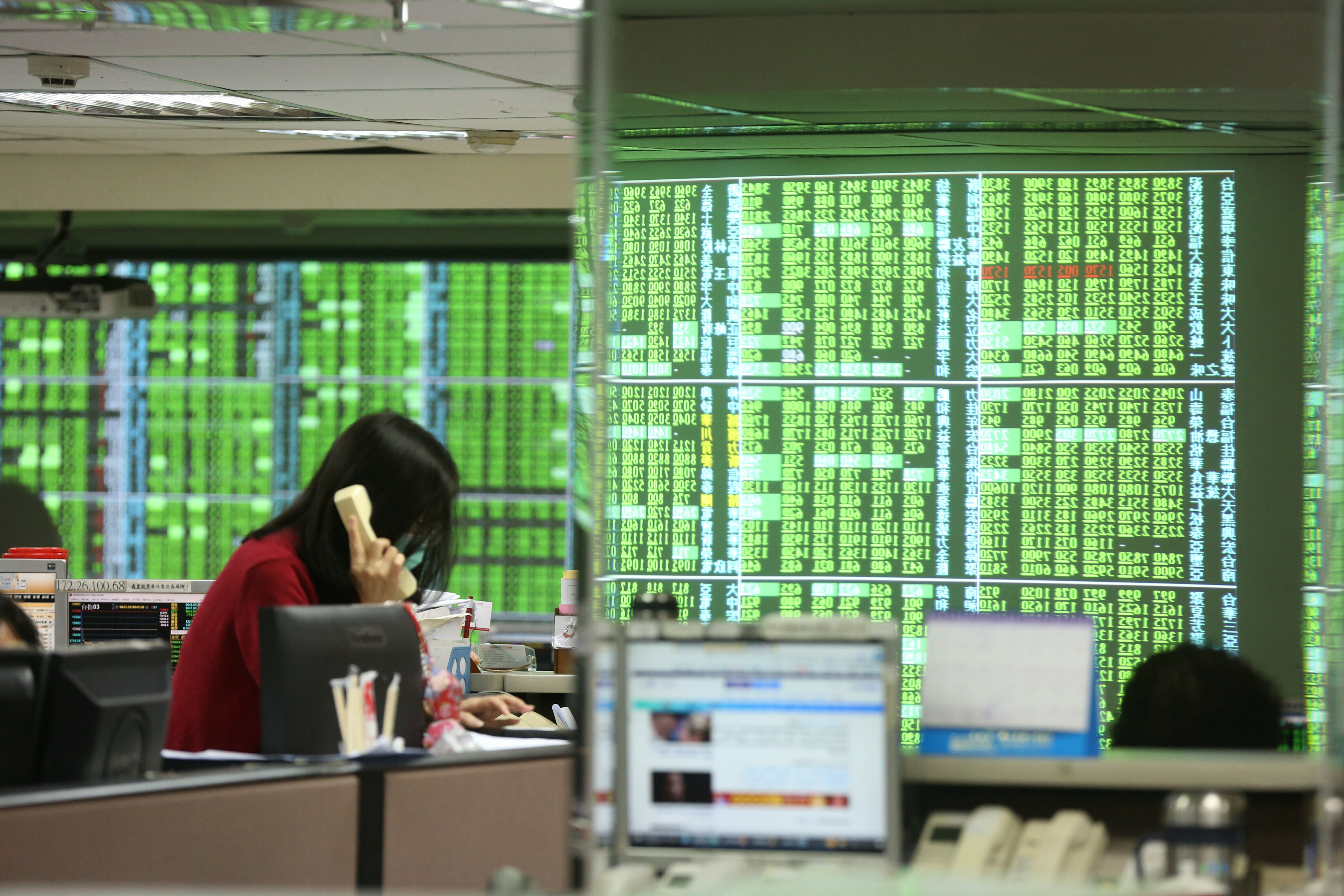 美股崩跌拖累，台股盤中一度挫跌786點。