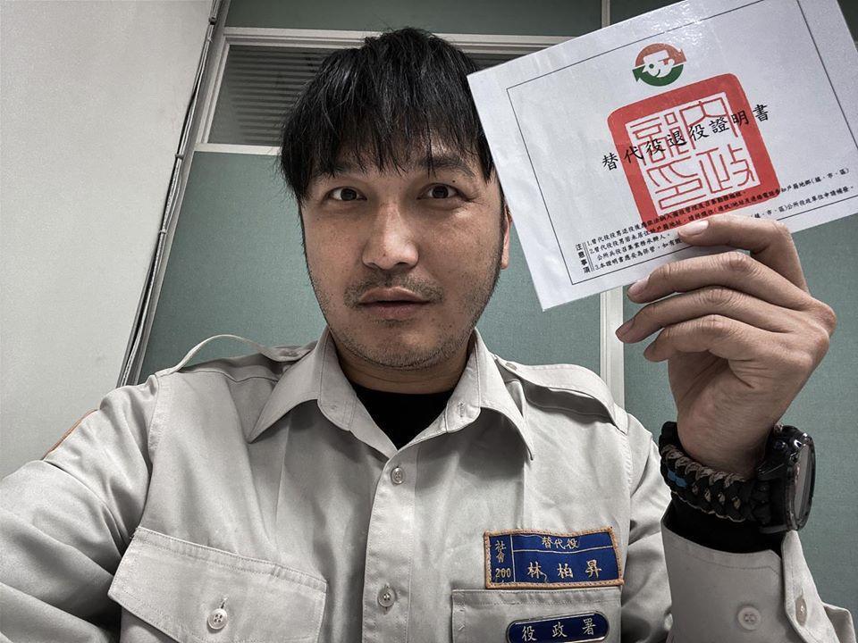 KID貼出退役證明書，宣示了「瘋面仔」的回歸。（翻攝自KID IG)