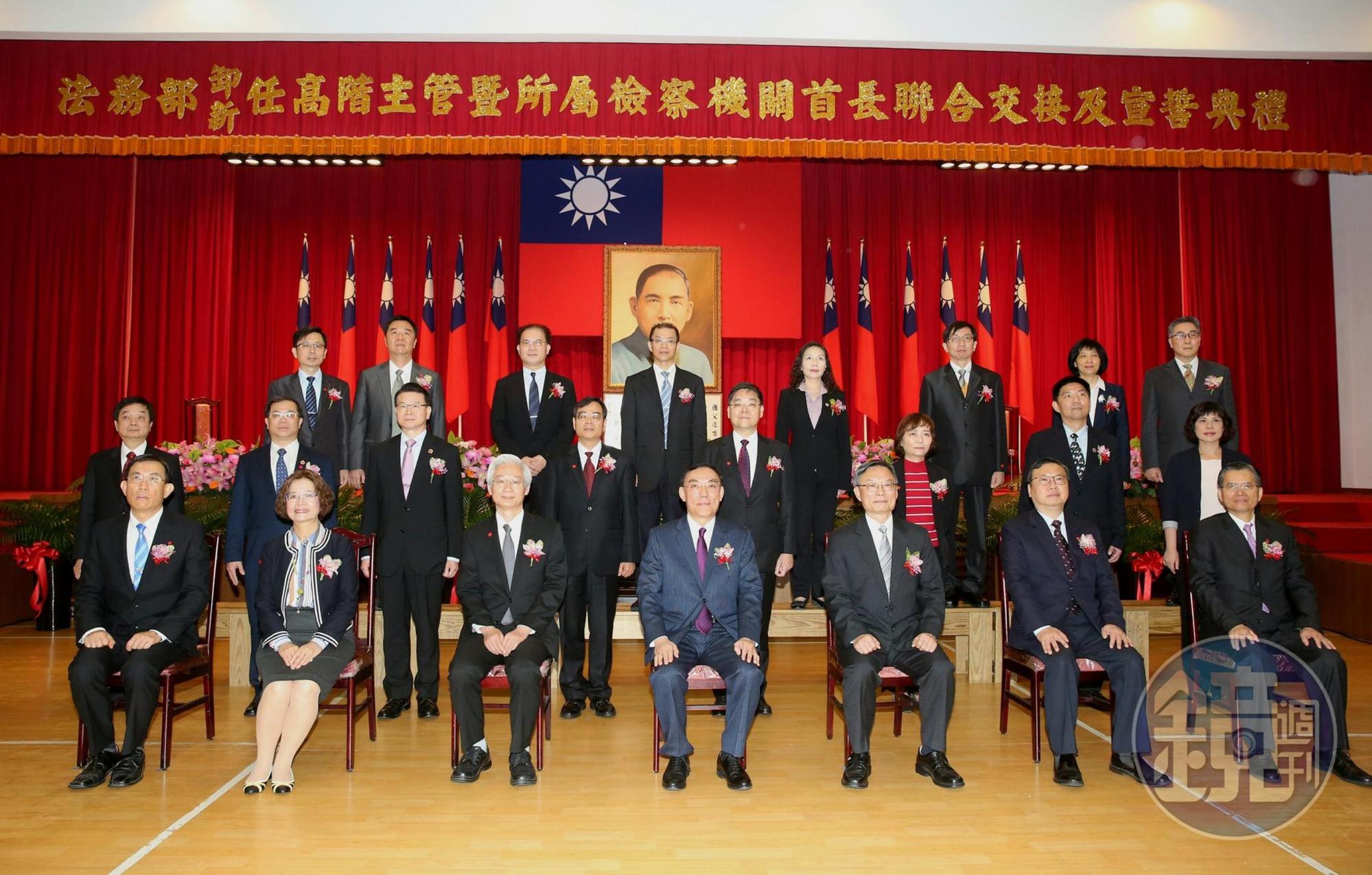 法務部今天舉行檢察長交接布達典禮，新任檢察長與法務部長蔡清祥等人一同合照留念。