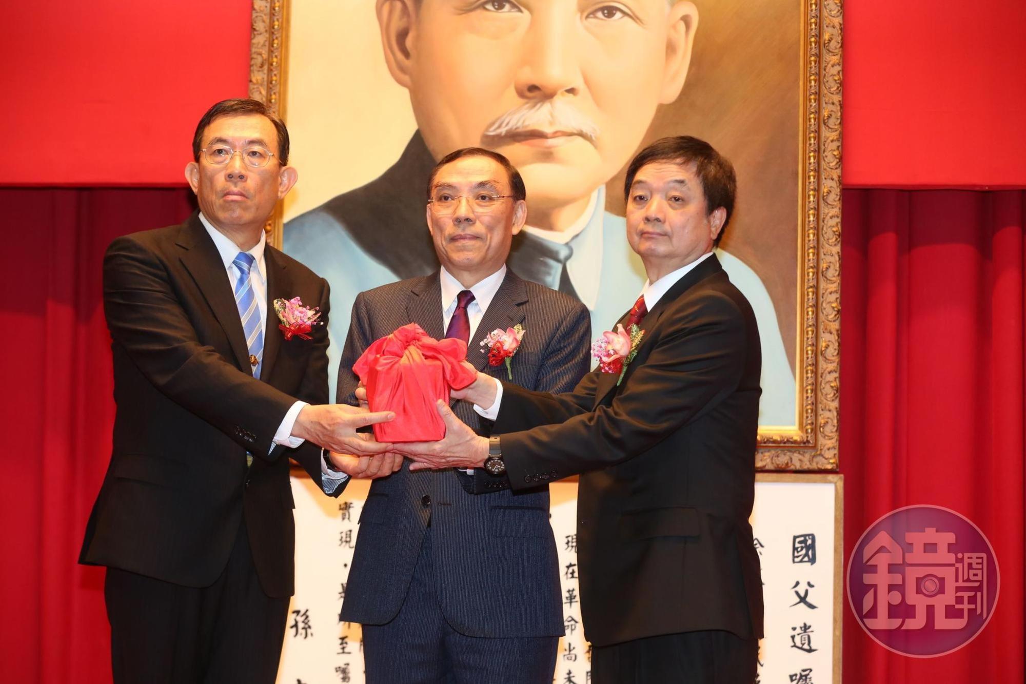 新任檢察長交接儀式由法務部長蔡清祥主持，原台北地檢署檢察長邢泰釗高升高檢署檢察長，原職缺由高雄地檢署檢察長周章欽接任。