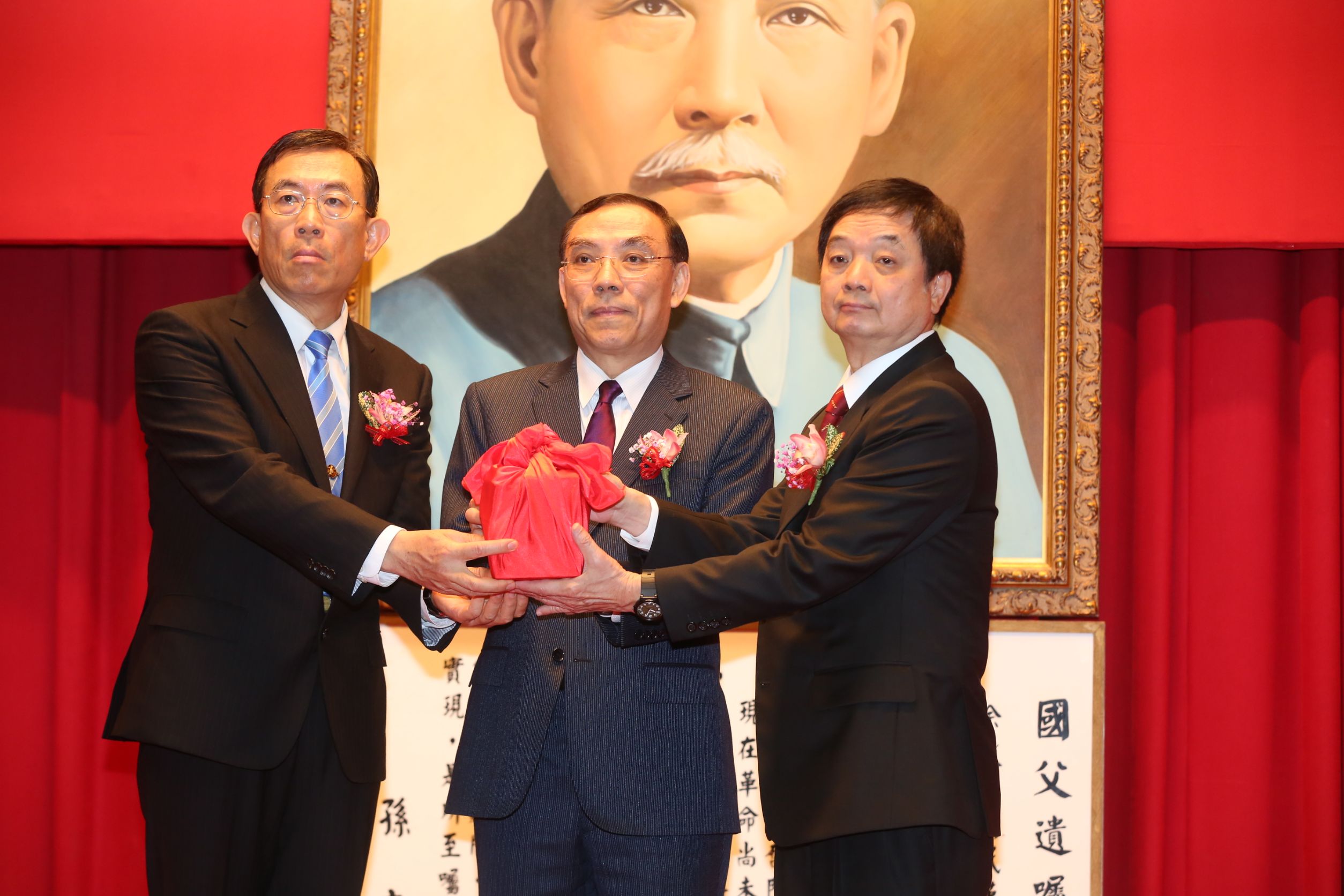 新任檢察長交接儀式由法務部長蔡清祥主持，原台北地檢署檢察長邢泰釗高升高檢署檢察長，原職缺由高雄地檢署檢察長周章欽接任。