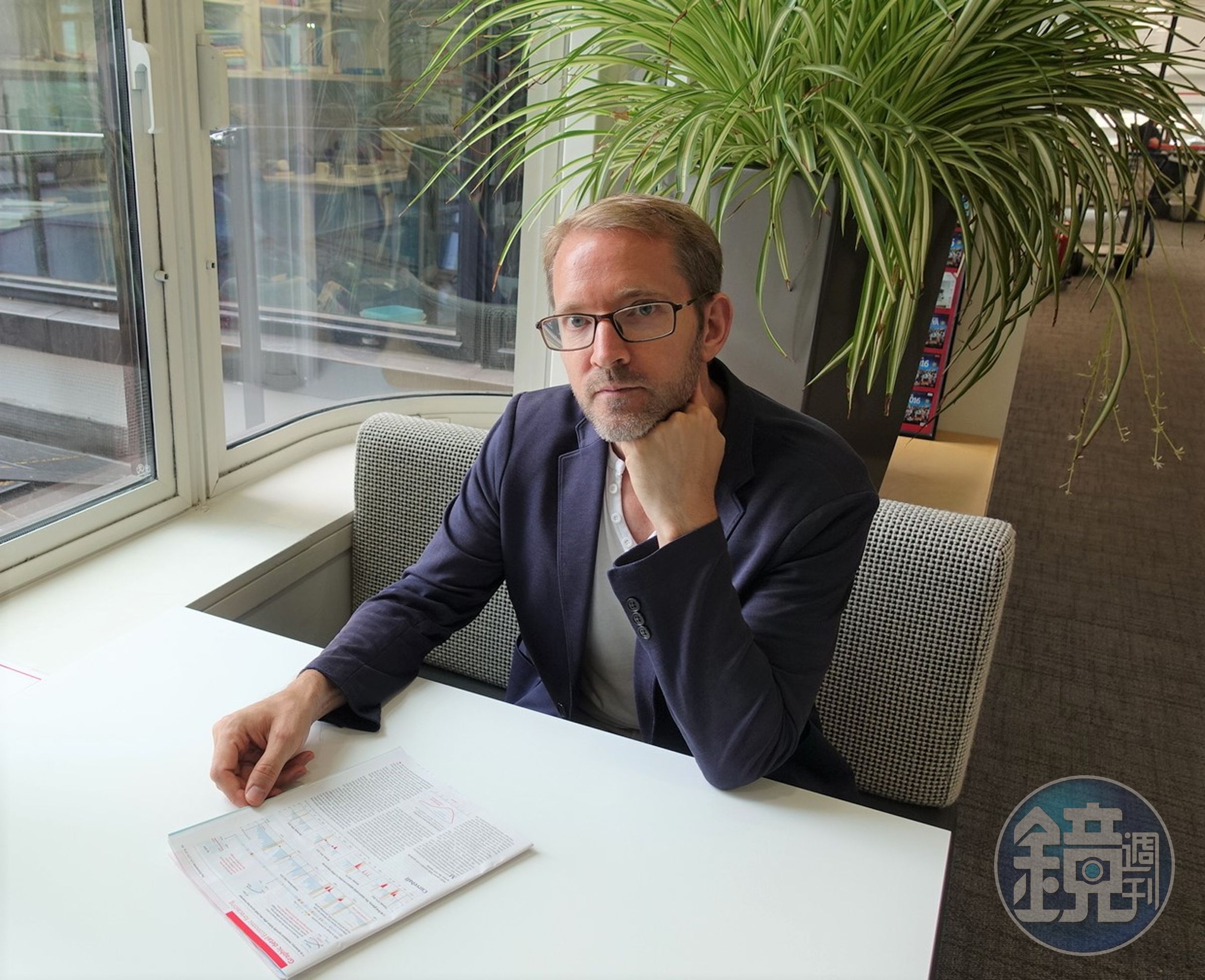 《經濟學人》數據新聞部的主編Alex Selby-Boothroyd，語調冷靜且起伏不大，但依然能從他解釋圖表的詳細程度，聽出他對數據圖表的熱情。