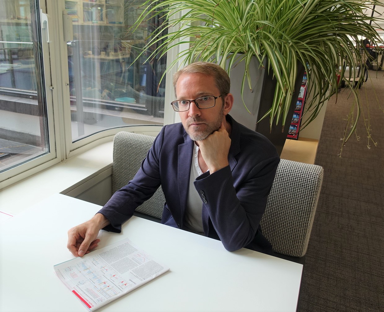 《經濟學人》數據新聞部的主編Alex Selby-Boothroyd，語調冷靜且起伏不大，但依然能從他解釋圖表的詳細程度，聽出他對數據圖表的熱情。