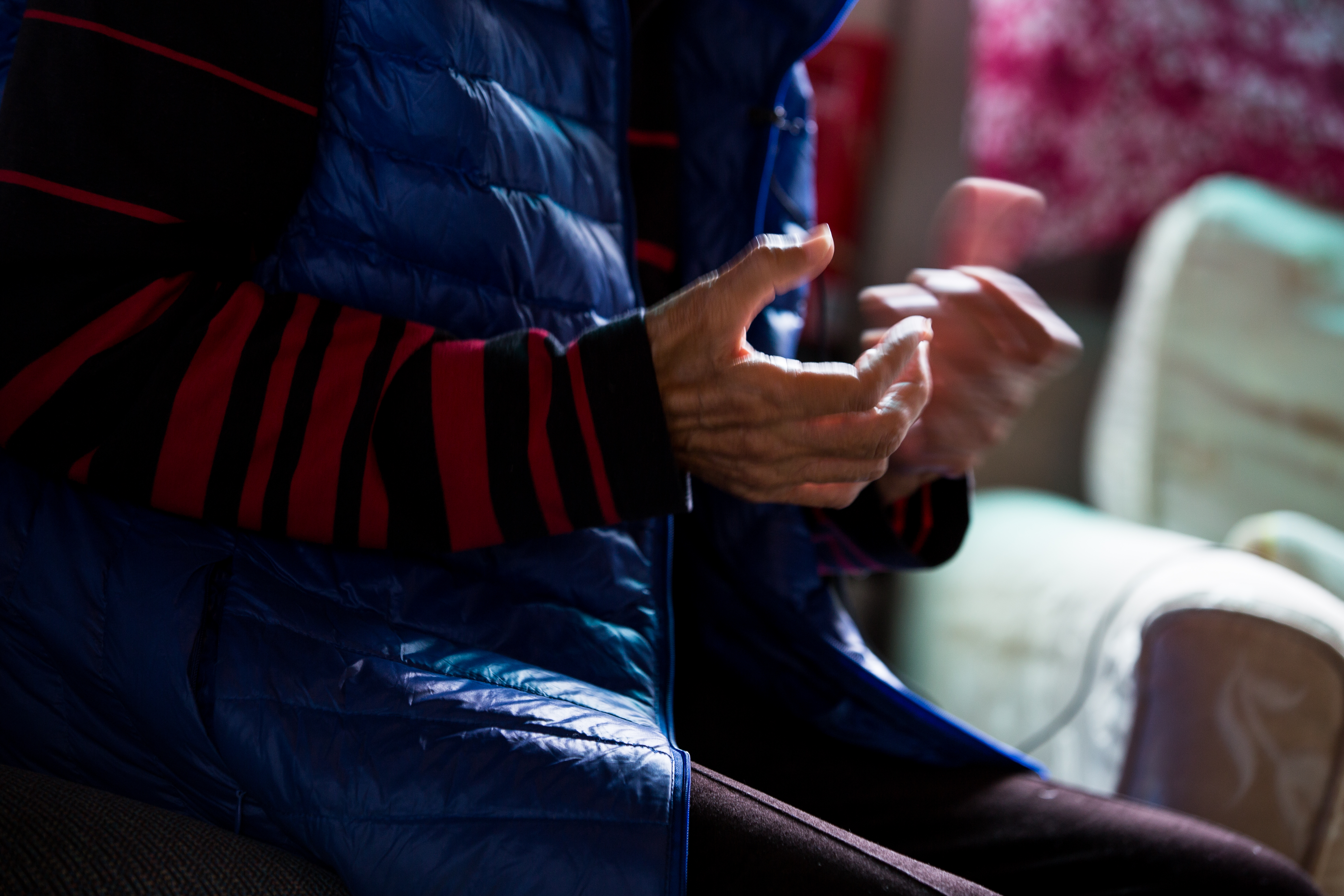 張婦雙手顫抖，氣憤控訴女兒和女婿的所做所為。