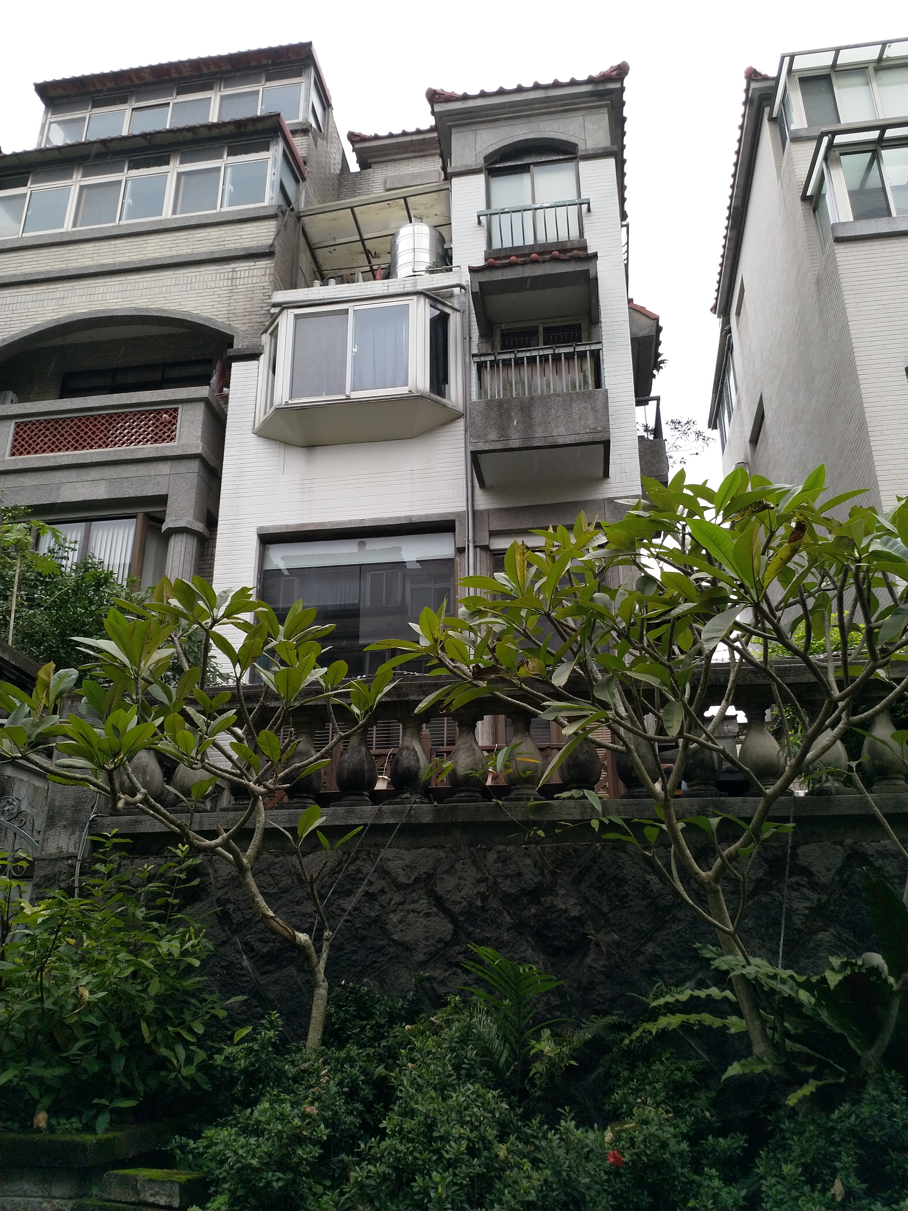 江女被控住別墅、開名車,卻不償還銀行貸款。