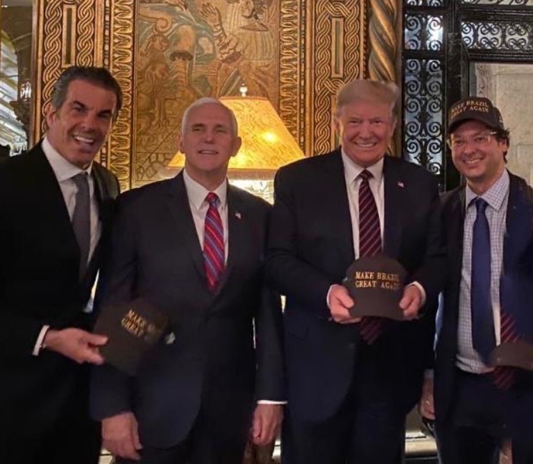 巴西總統發言人（右1）與美國總統川普（右2）並肩合照，副總統彭斯（左2）也在一旁。（翻攝自fabiowajngarten Instagram）