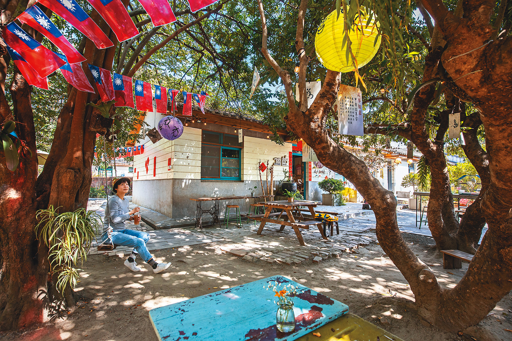 重新鋪上木板、磚塊與掛上鞦韆的庭院，是乘涼的好去處。