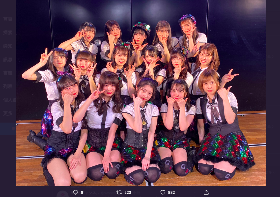 為了呼應居家檢疫政策，AKB48把最難買到票的劇場公演，連續4場搬上網路，期間限定的免費直播讓大加收看。 （翻攝自AKB48官方推特）