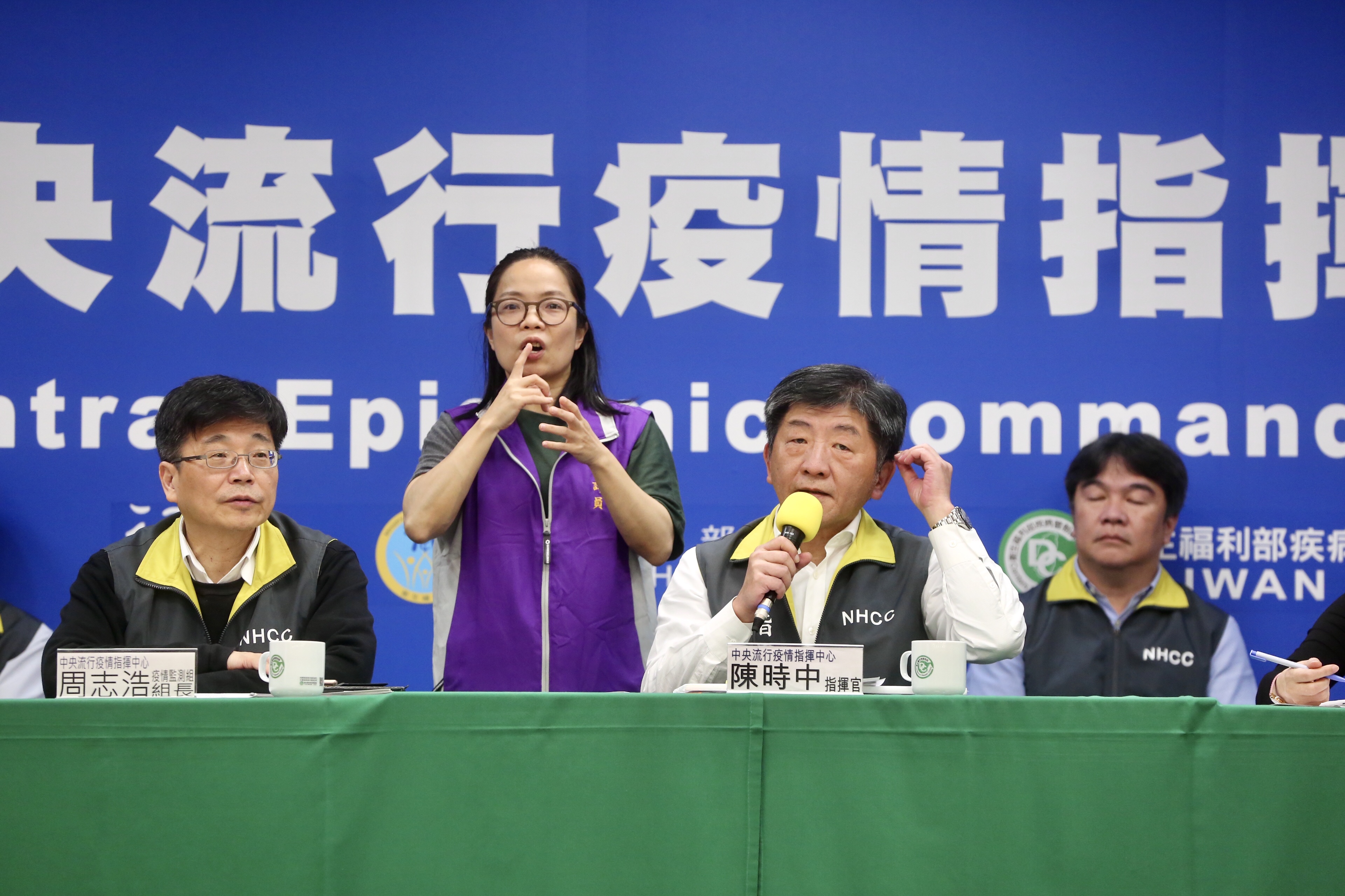 中央流行疫情指揮中心今（13）日公布，國內新增一名中部50多歲，獨自在台工作的美國籍男性染疫，累計第50例確診。