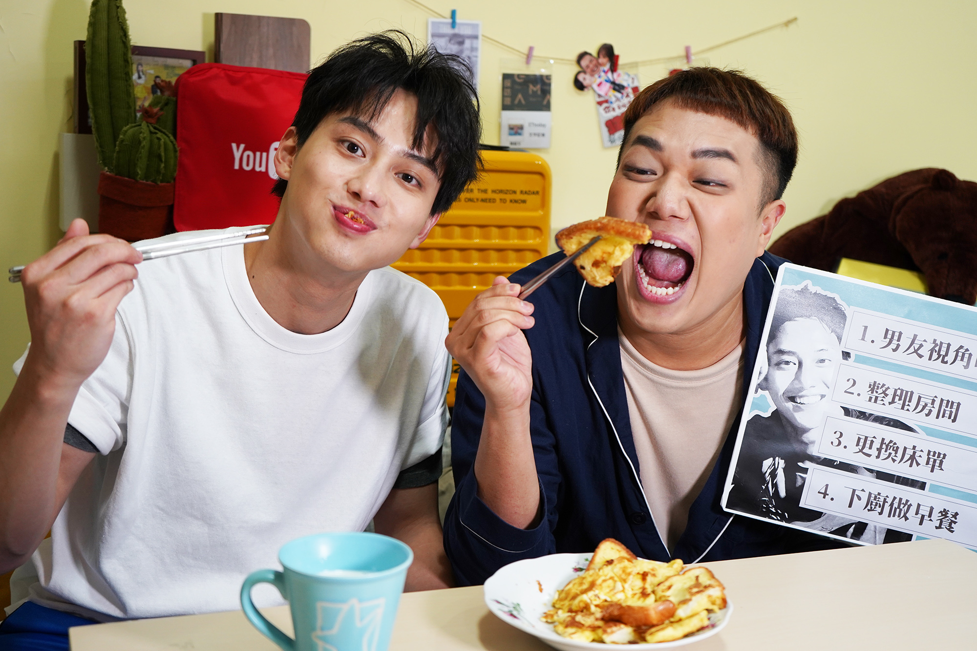 小幫手范少勳為宣傳節目到Youtuber關韶文家中充當一日小幫手，製作愛心早餐。（公視提供）