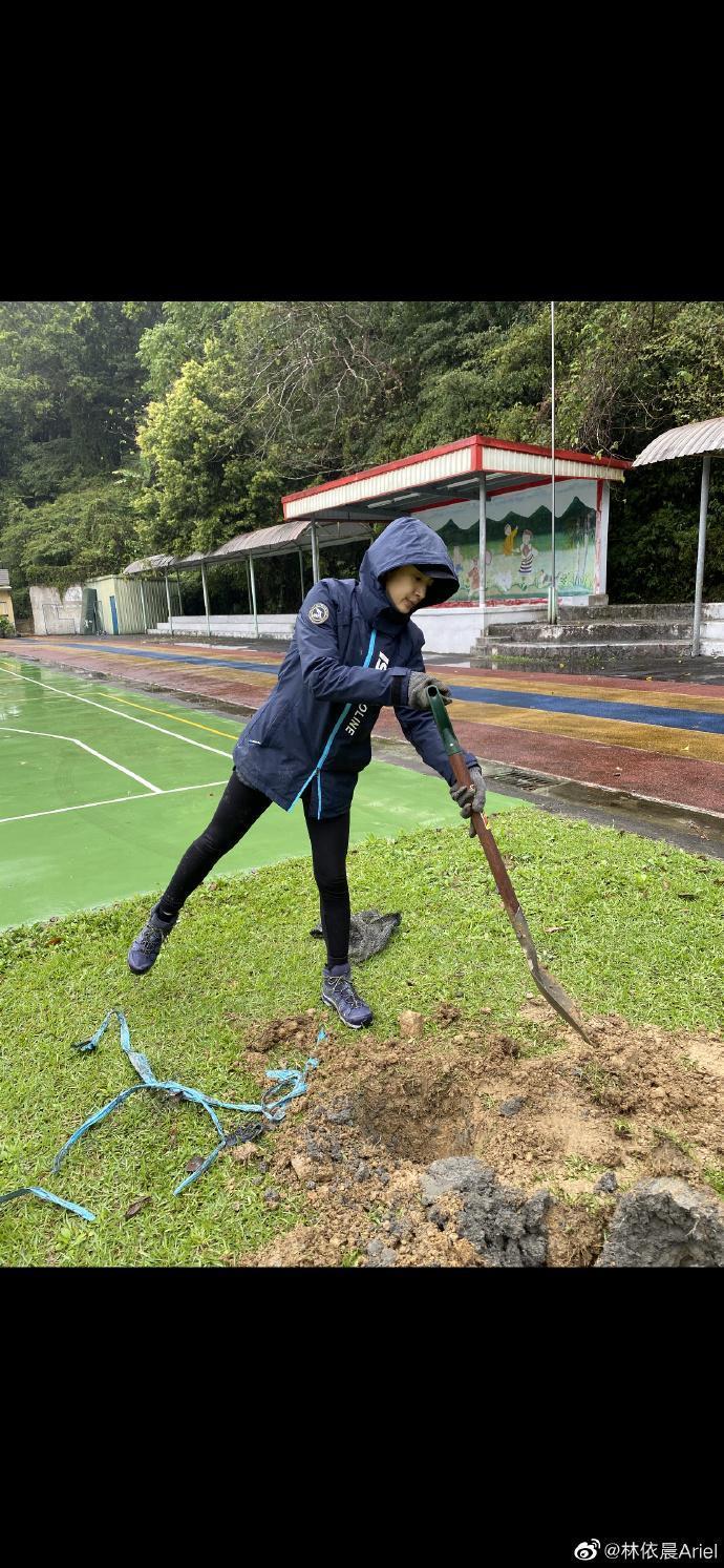 林依晨使勁挖土,完全不像是個孕婦。(翻攝自林依晨微博)