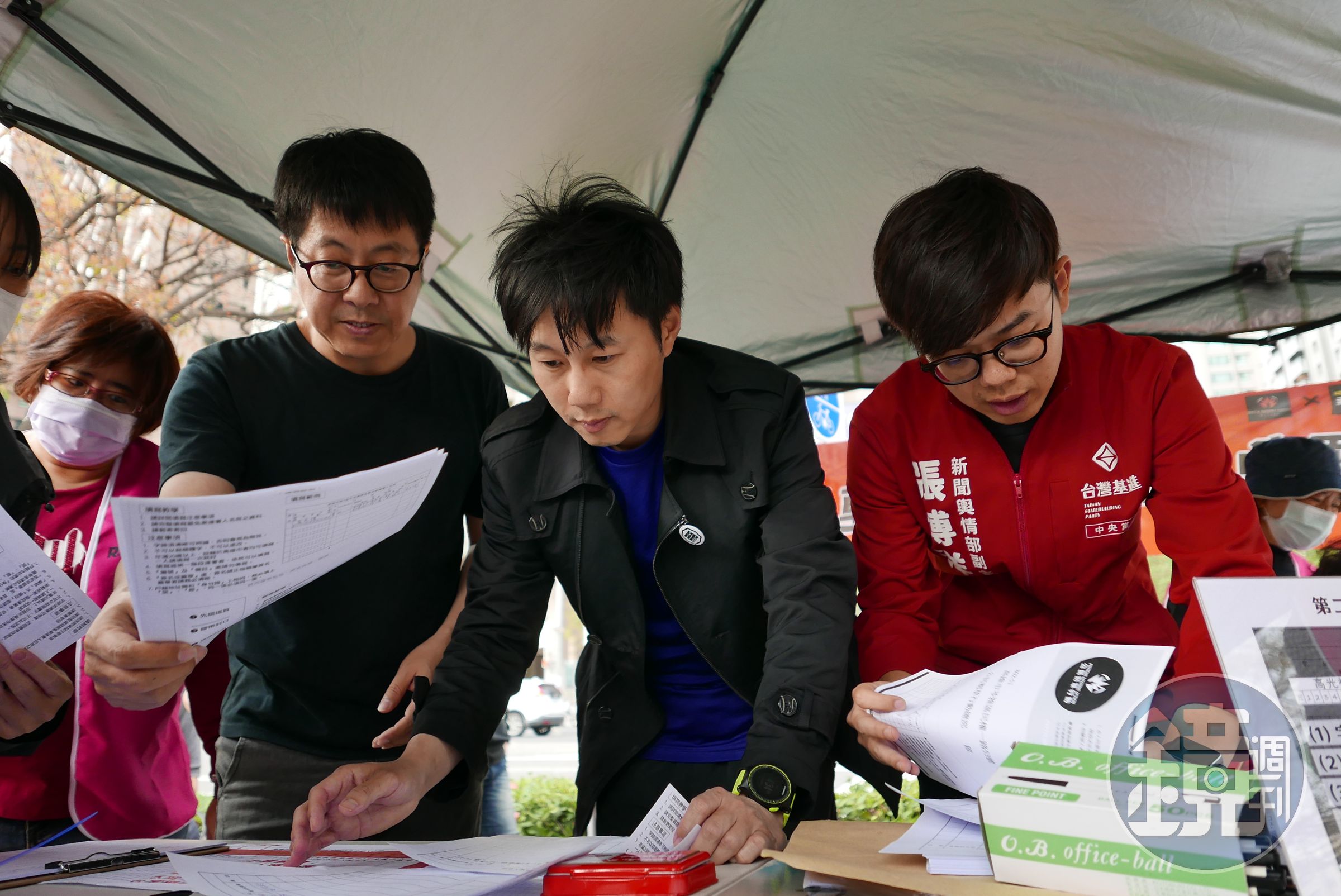 罷韓成員尹立（左起）、陳冠榮、張博洋忙著整理民眾寫好的連署書。本刊資料照。