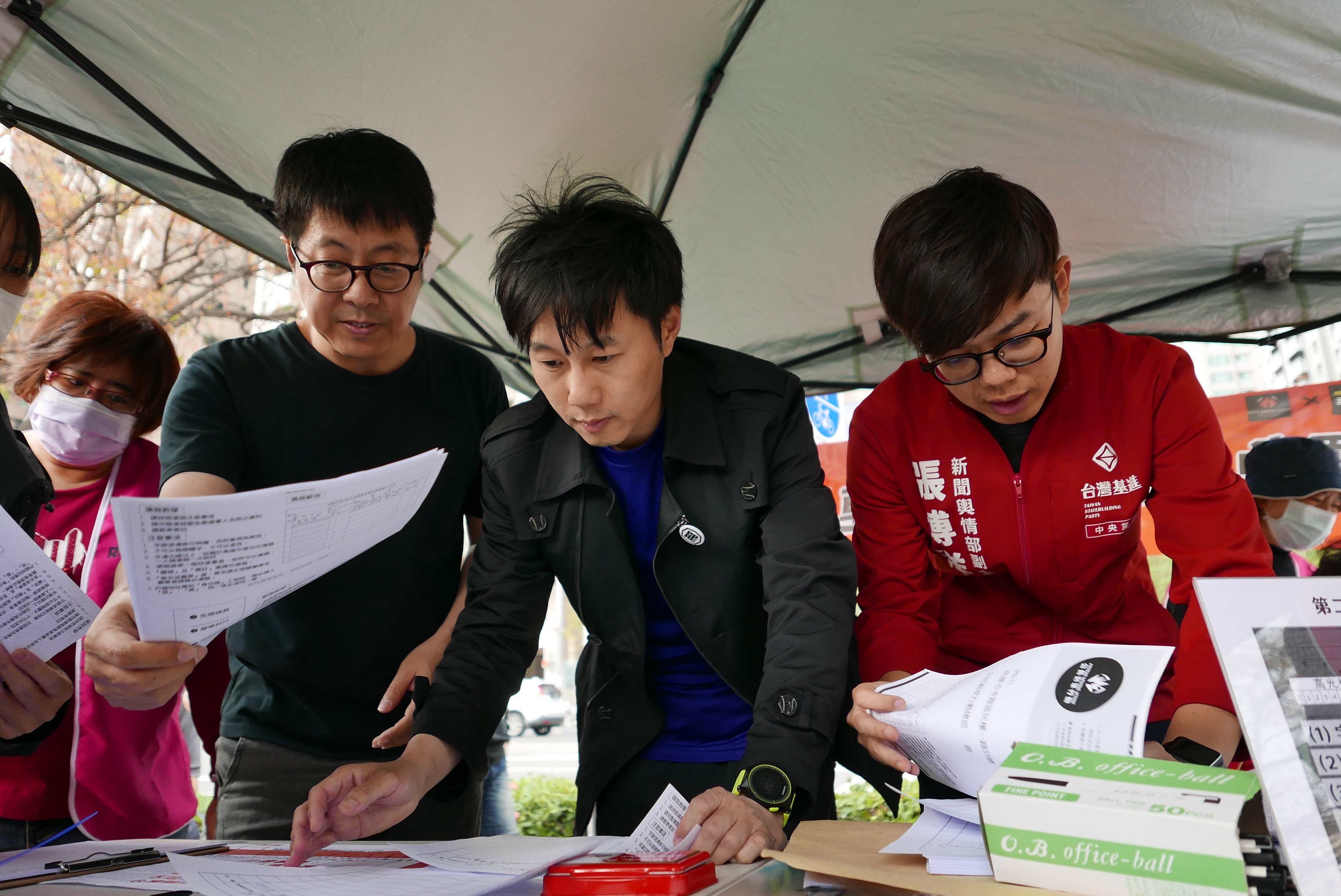 罷韓成員尹立（左起）、陳冠榮、張博洋忙著整理民眾寫好的連署書。本刊資料照。