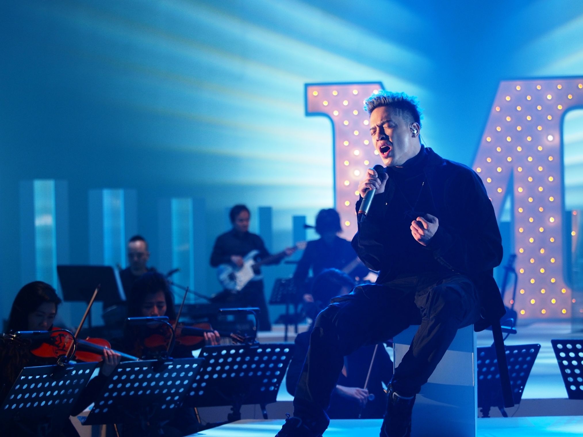 J.Sheon演唱Michael Jackson的〈The Way You Make Me Feel〉。（公視提供）