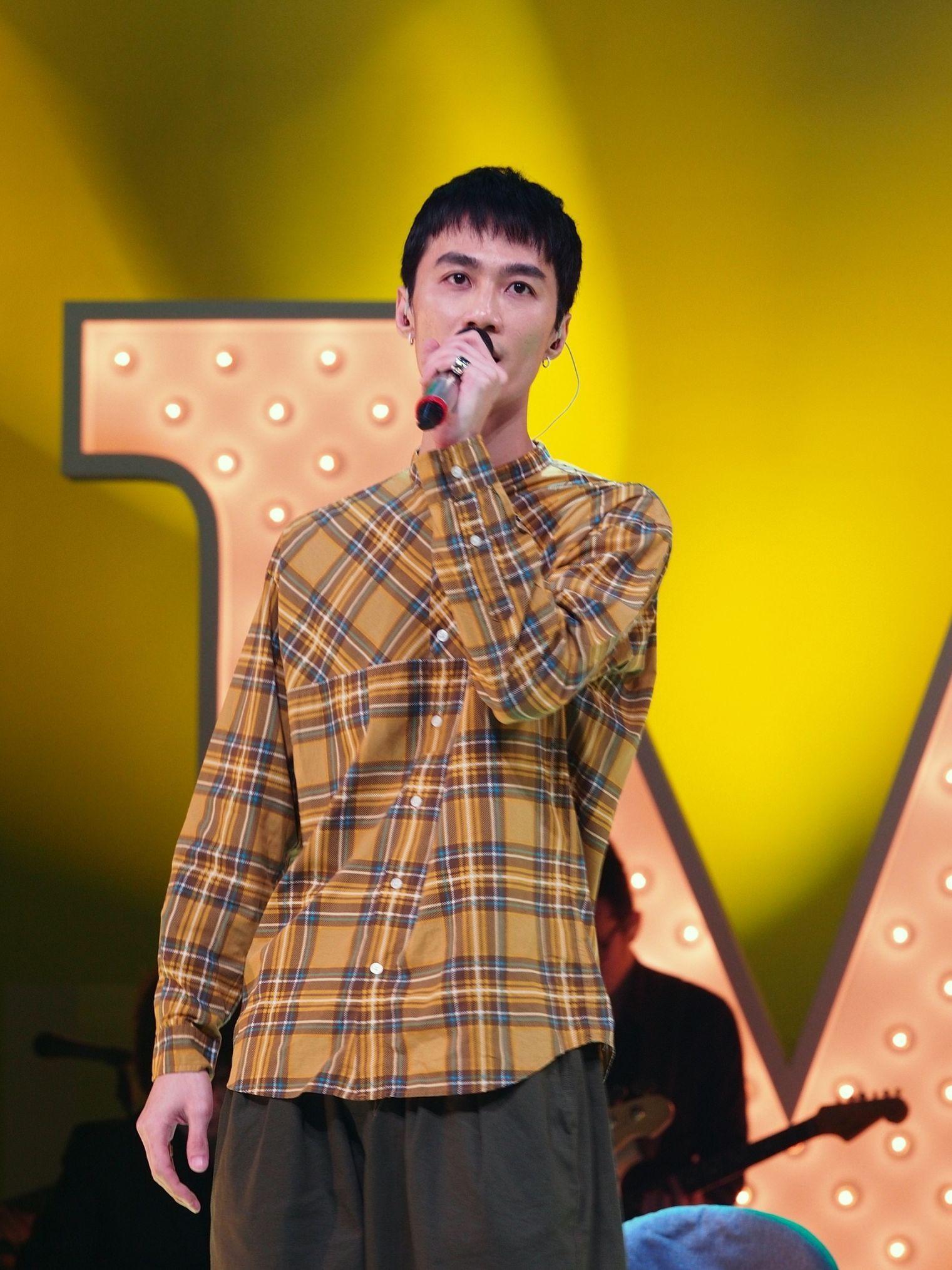 李英宏演唱鳳飛飛的〈夏的季節〉。（公視提供）