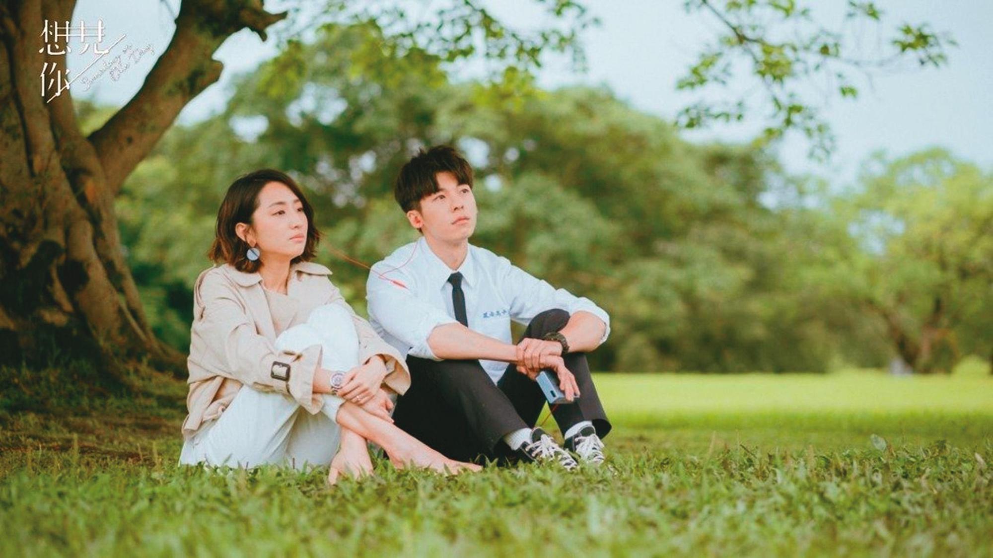 許光漢(右)和柯佳嬿(左)主演的《想見你》很紅,打入愛奇藝2月至今排行榜第2名,不讓韓劇專美於前。(衛視中文台提供)