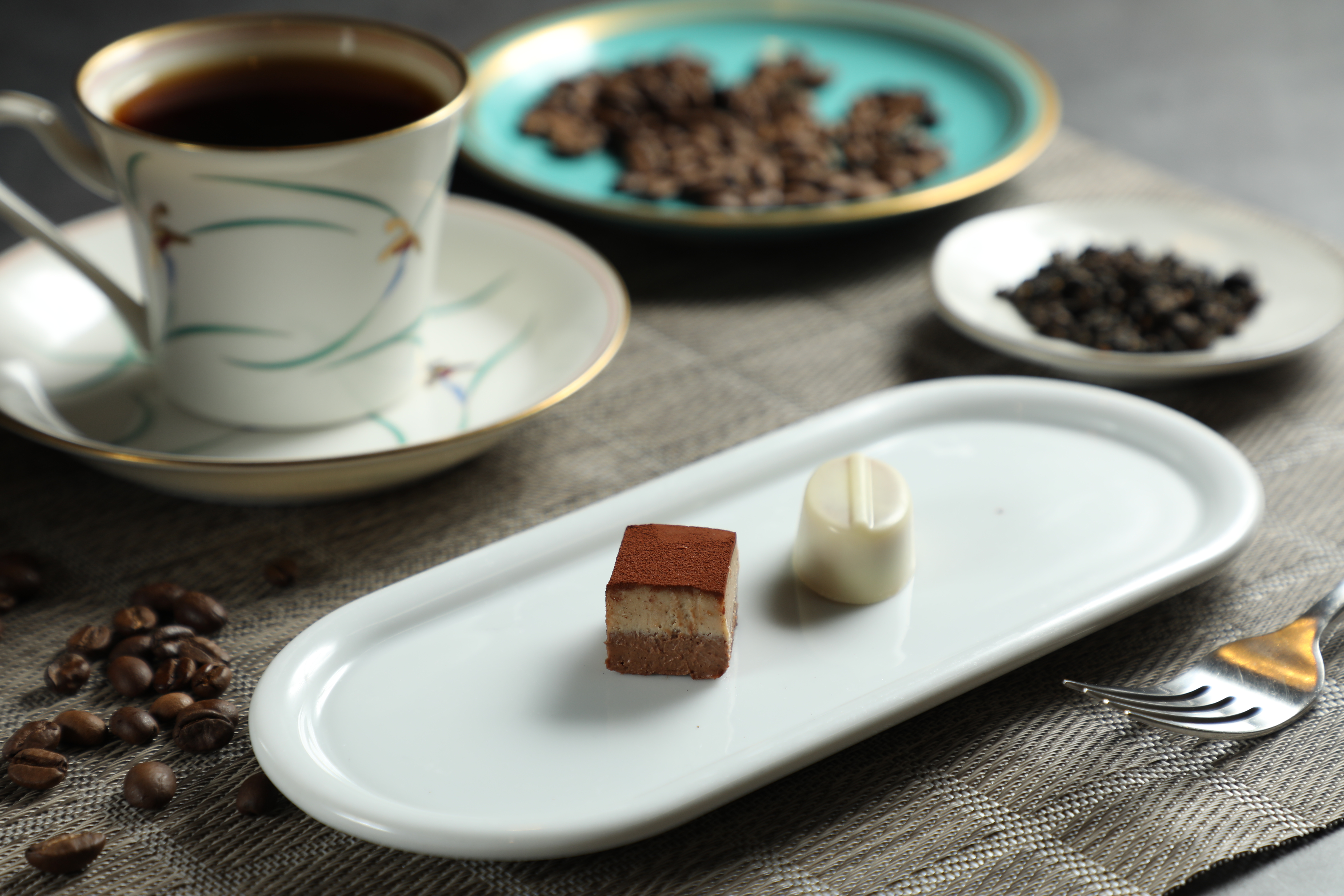 「2019世界大賽得獎組合」（270元／套）以莊園豆調配的手沖咖啡「植物園」搭配冠軍巧克力「桂花滇紅」（右，85元／顆）、「茉莉、紅烏龍、水蜜桃酒」（左，70元／顆）。