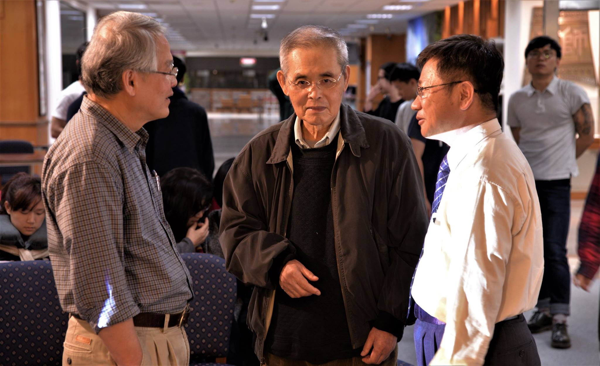 楊牧（中）近年身體不佳，呼吸系統與心臟皆有狀況。（翻攝自楊牧書房）