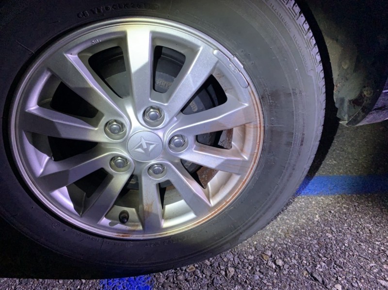 與鹿發生碰撞的轎車，車輪血跡斑斑，板金也受損。（國道7隊提供）