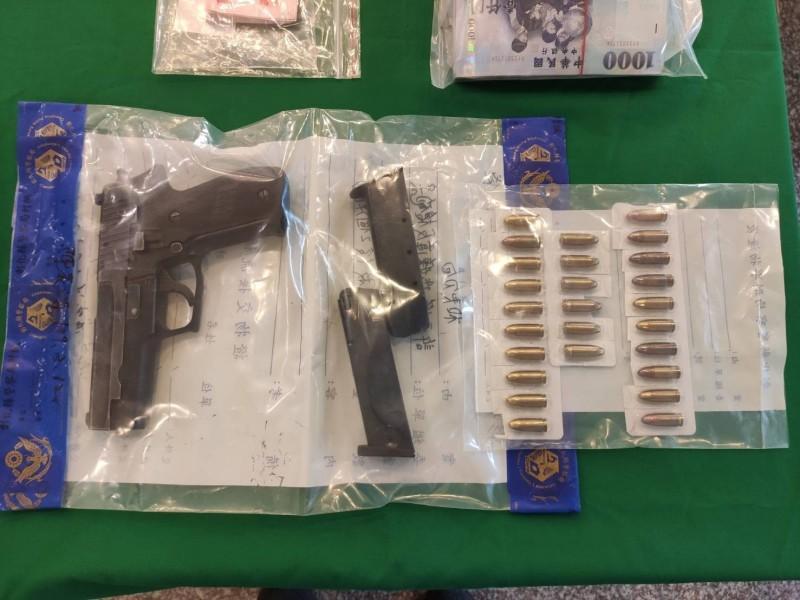 彰化和美警分局查獲職業賭場,並槓上開花查獲制式手槍。(翻攝畫面)
