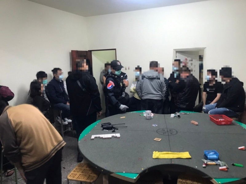 和美警分局幹員查緝職業賭場時，辦案人員全數戴口罩，賭客則是半數有戴口罩。（翻攝畫面）
