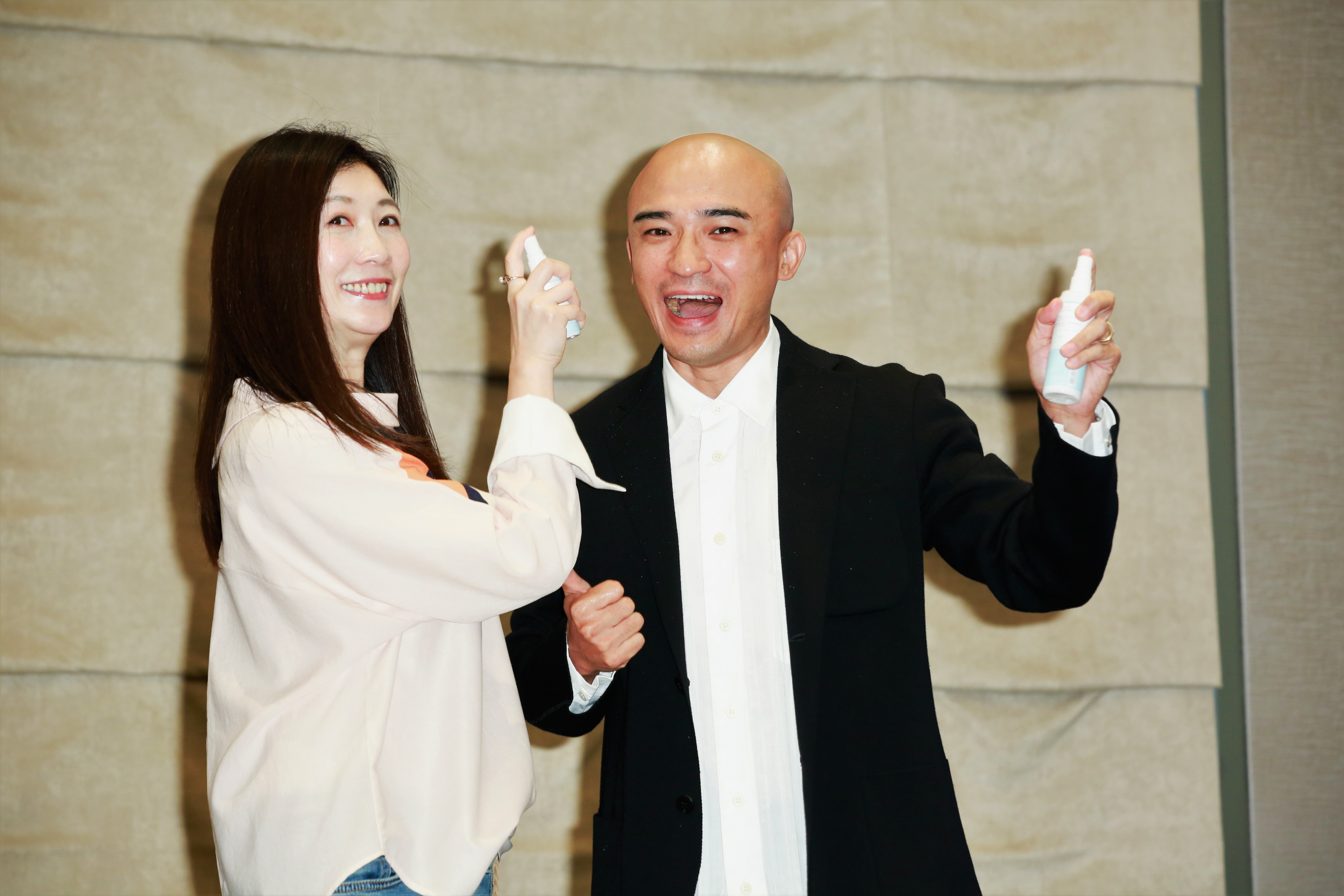 小馬（右）替吳宗憲「憂鬱症不知足」說緩頰。