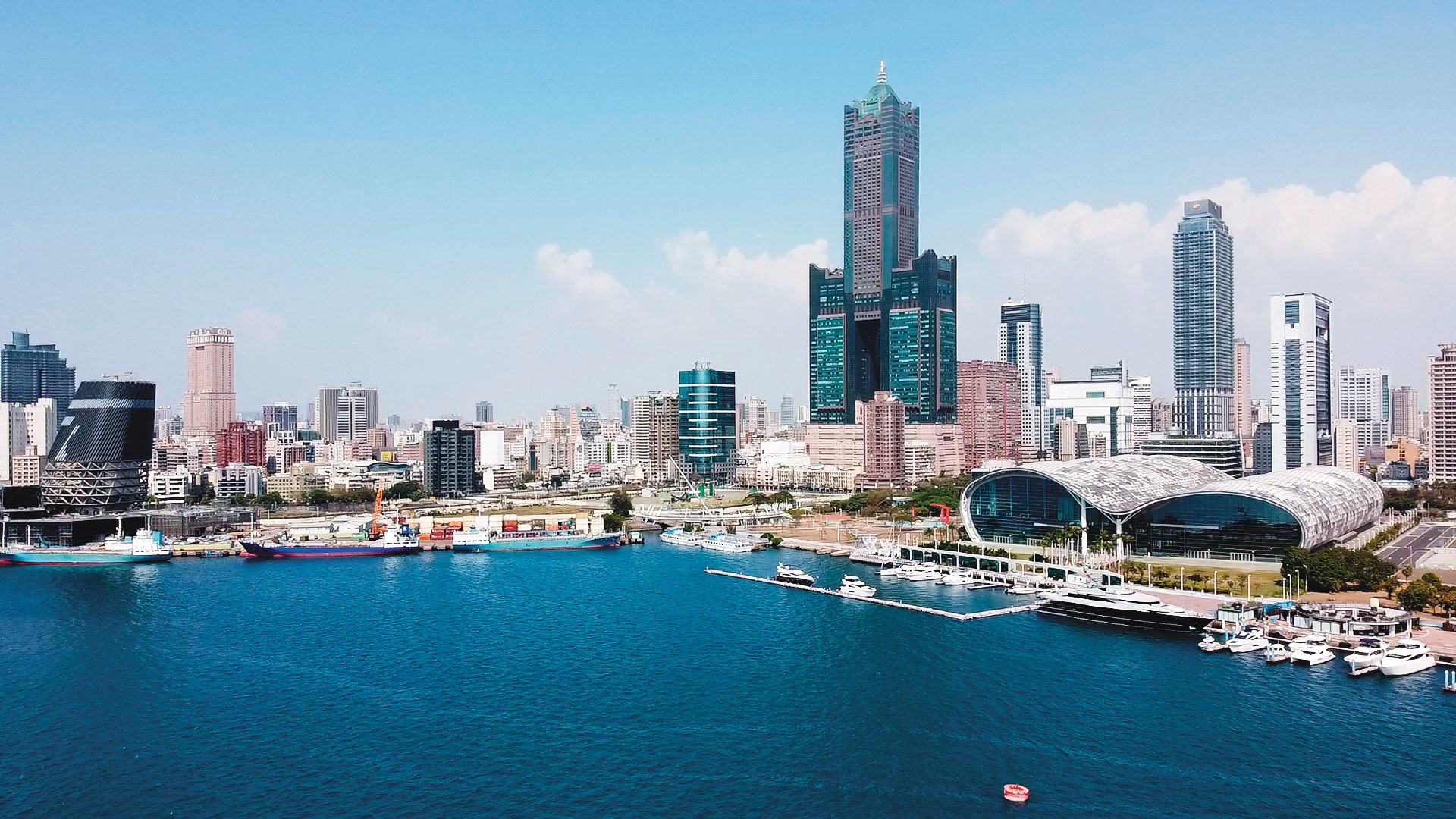 高雄「亞洲新灣區」是港都新門面，匯集多項重大建設，近年來房市話題度高漲。