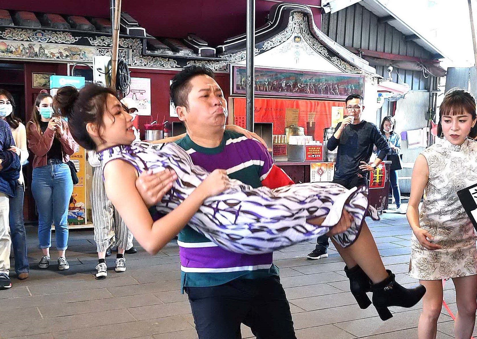 《超級同學會》出外景玩闖關，阿亮抱起曾智希氣喘吁吁。（華視提供）