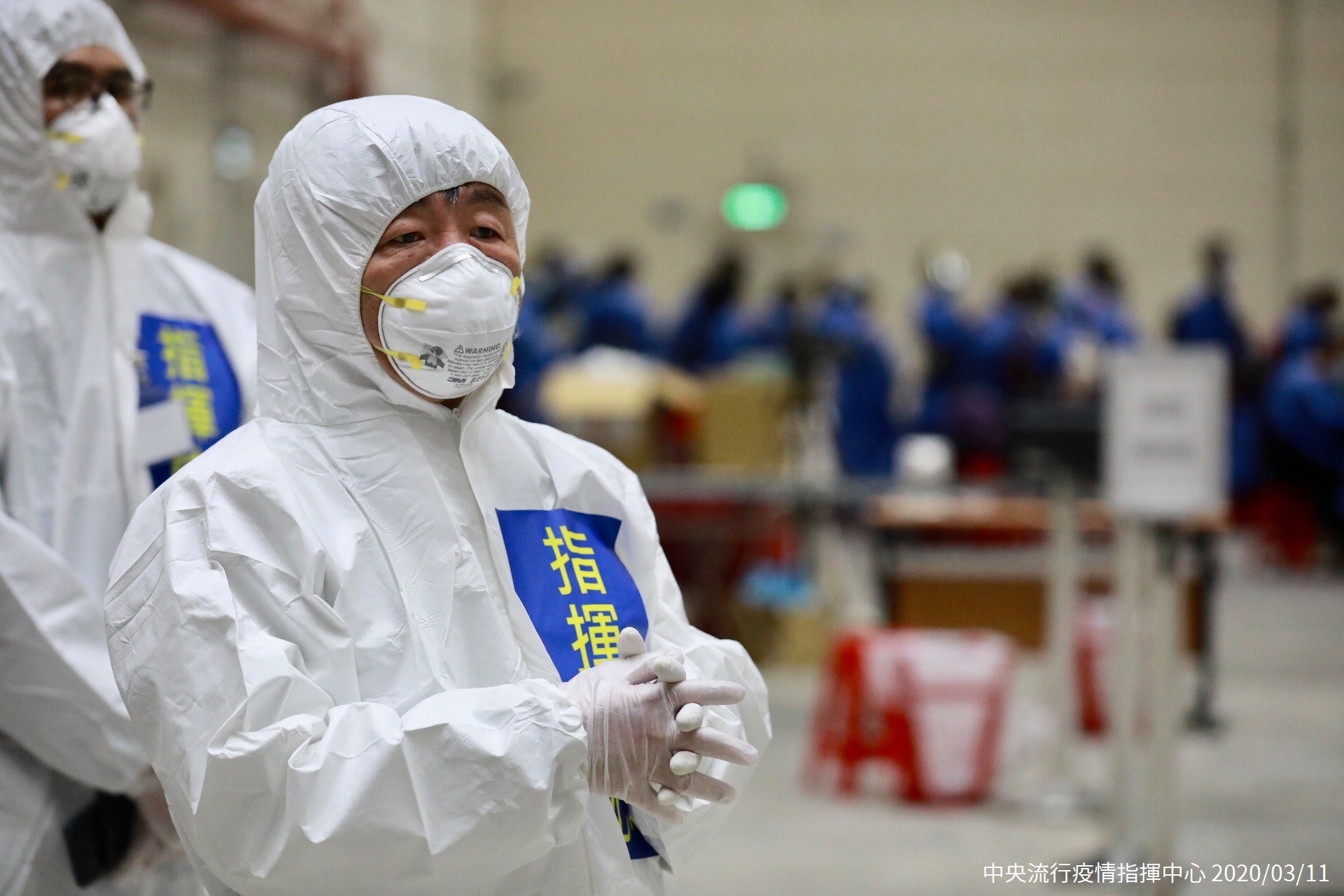 指揮官陳時中到包機返台現場等候,與醫療檢疫人員一同協助民眾返抵國門。(翻攝自衛福部臉書)