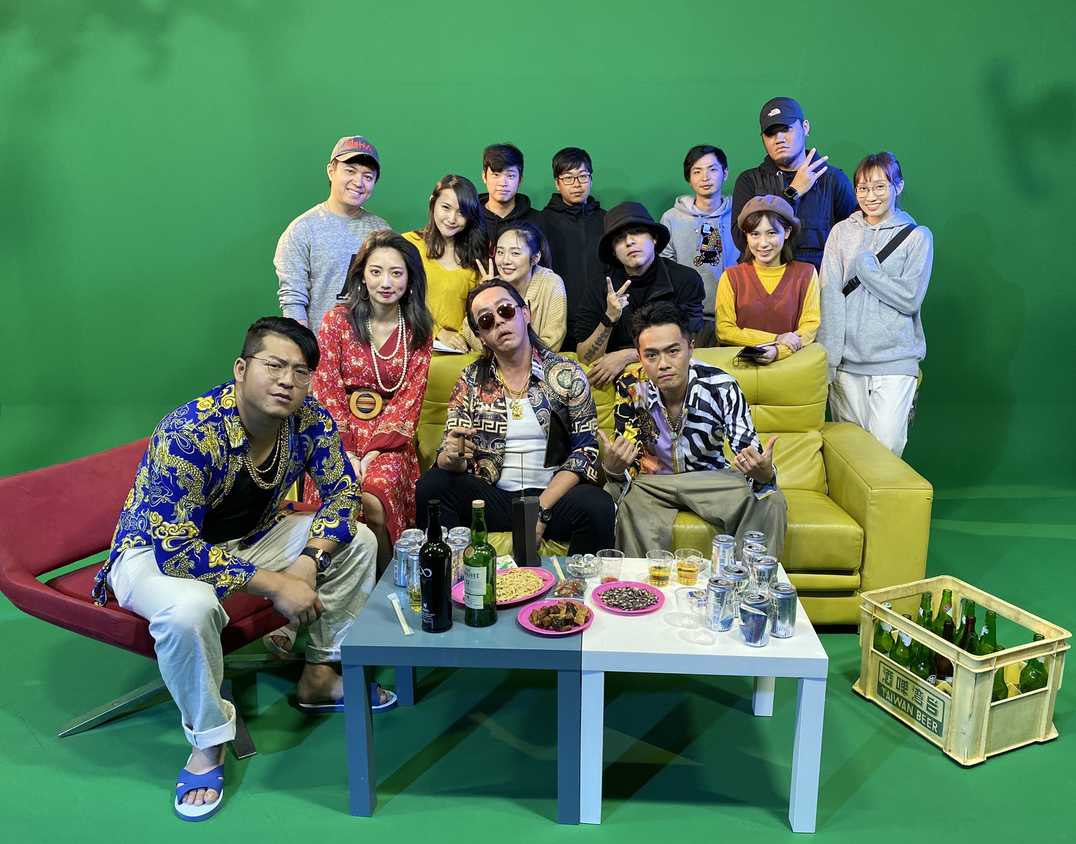 嘎嘎(中排右三)執導好友台客電力公司新歌〈交陪〉MV。（獨一無二娛樂文化提供）