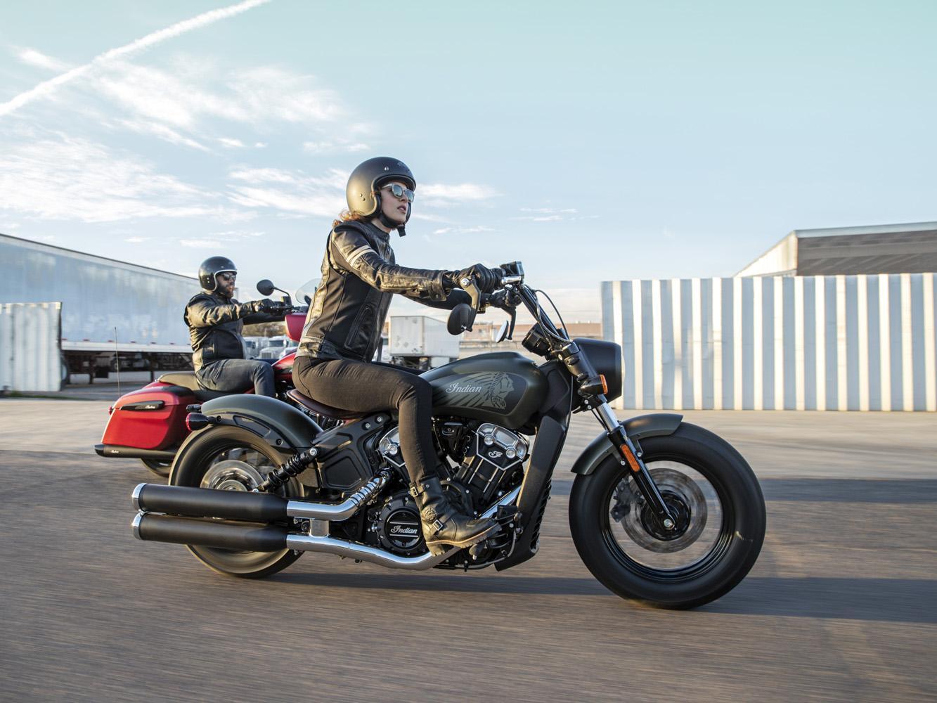 Scout Bobber Twenty搭配更具復古風味的鋼絲框以及高把和類硬尾皮革單座，依靠細節改裝呈現出決然不同的風格，讓喜愛Indian Motorcycle多了更多的選擇。